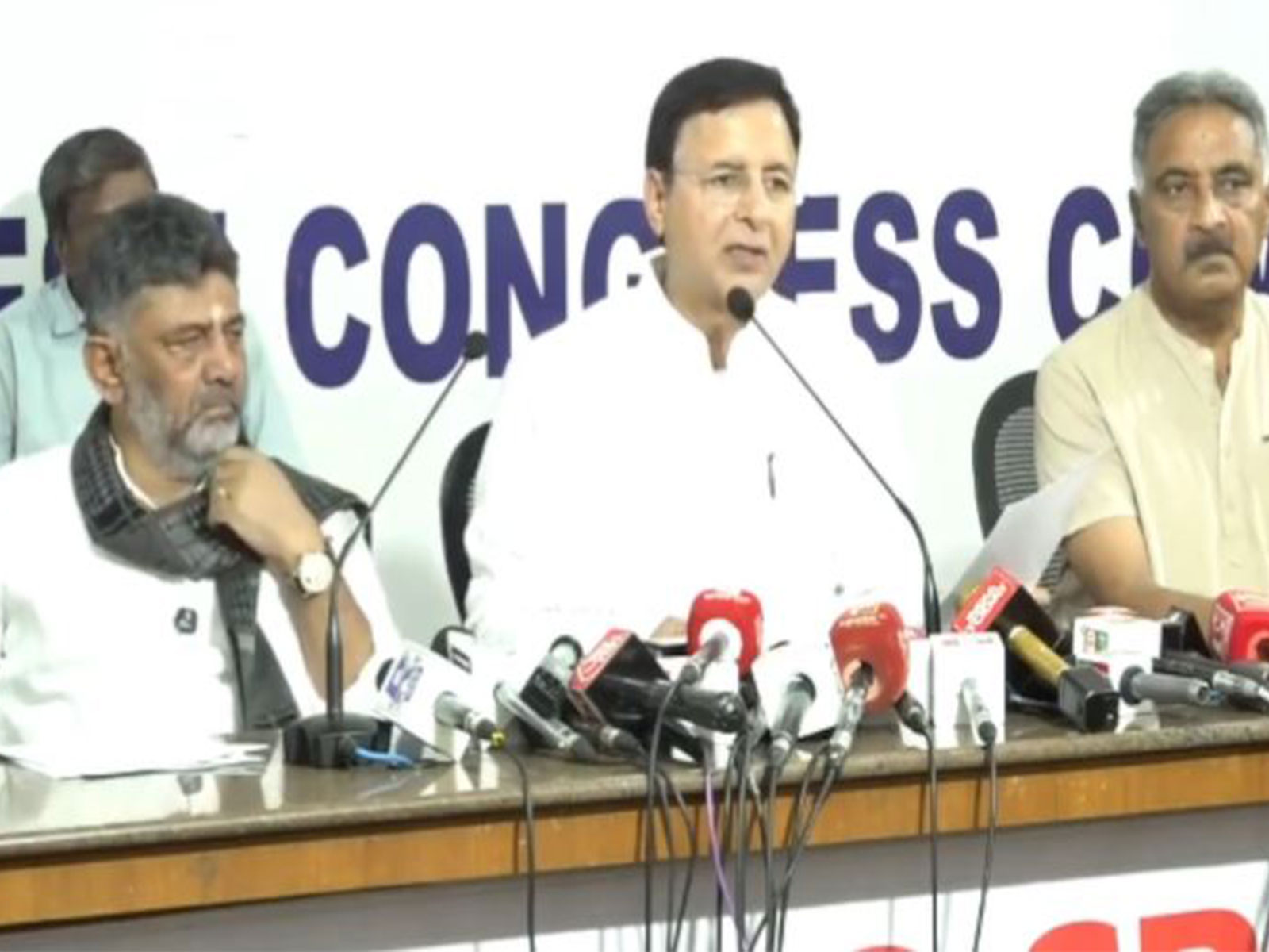 Karnataka Deputy Chief Minister DK Shivakumar and Congress in‑charge for the state Randeep Singh Surjewala  (Photo/ @rssurjewala)