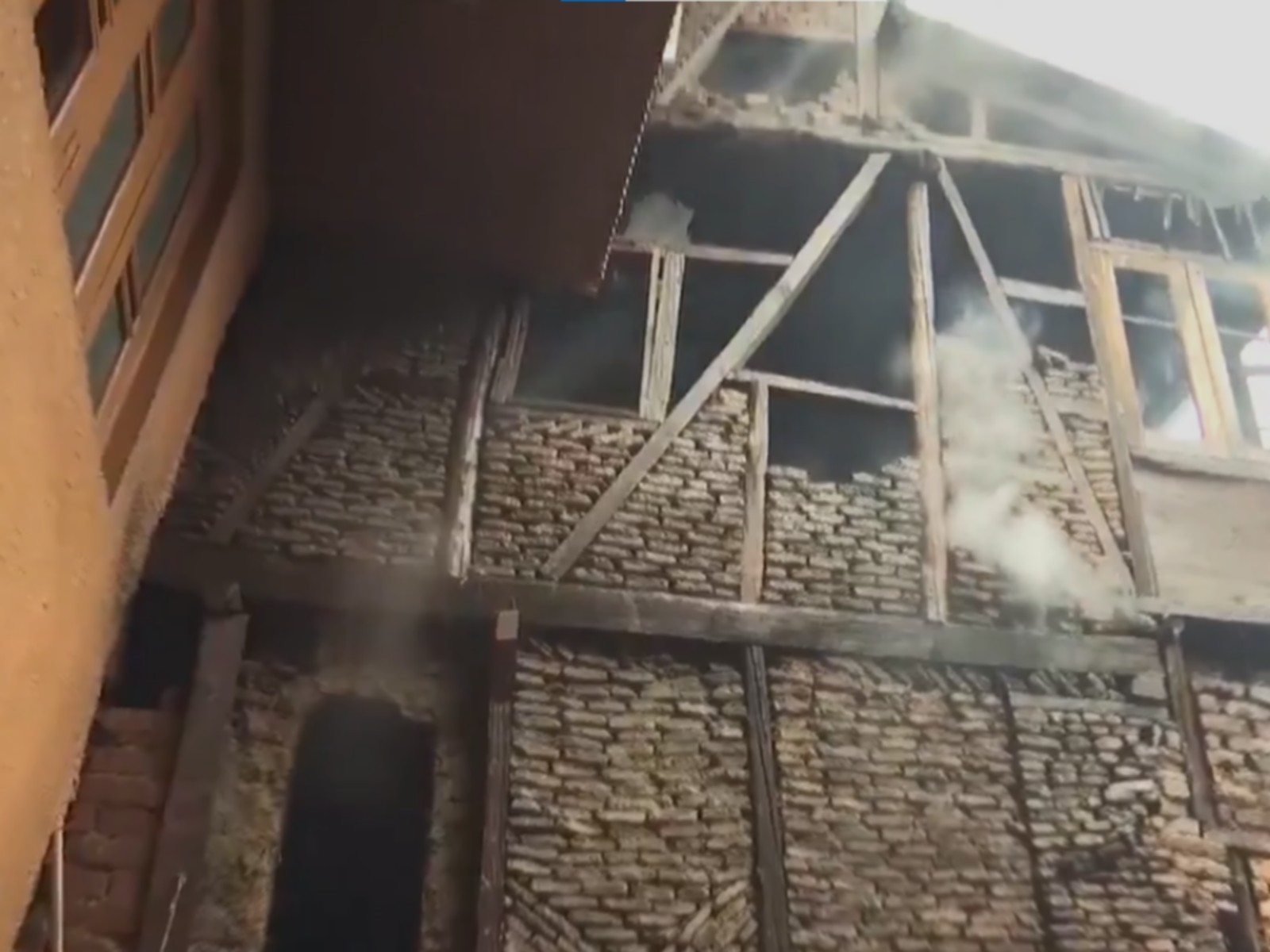 Fire breaks out at a residential building in Srinagar's Habba Kadal area (Photo/ANI) Fire breaks out at a residential building in Srinagar's Habba Kadal area (Photo/ANI)