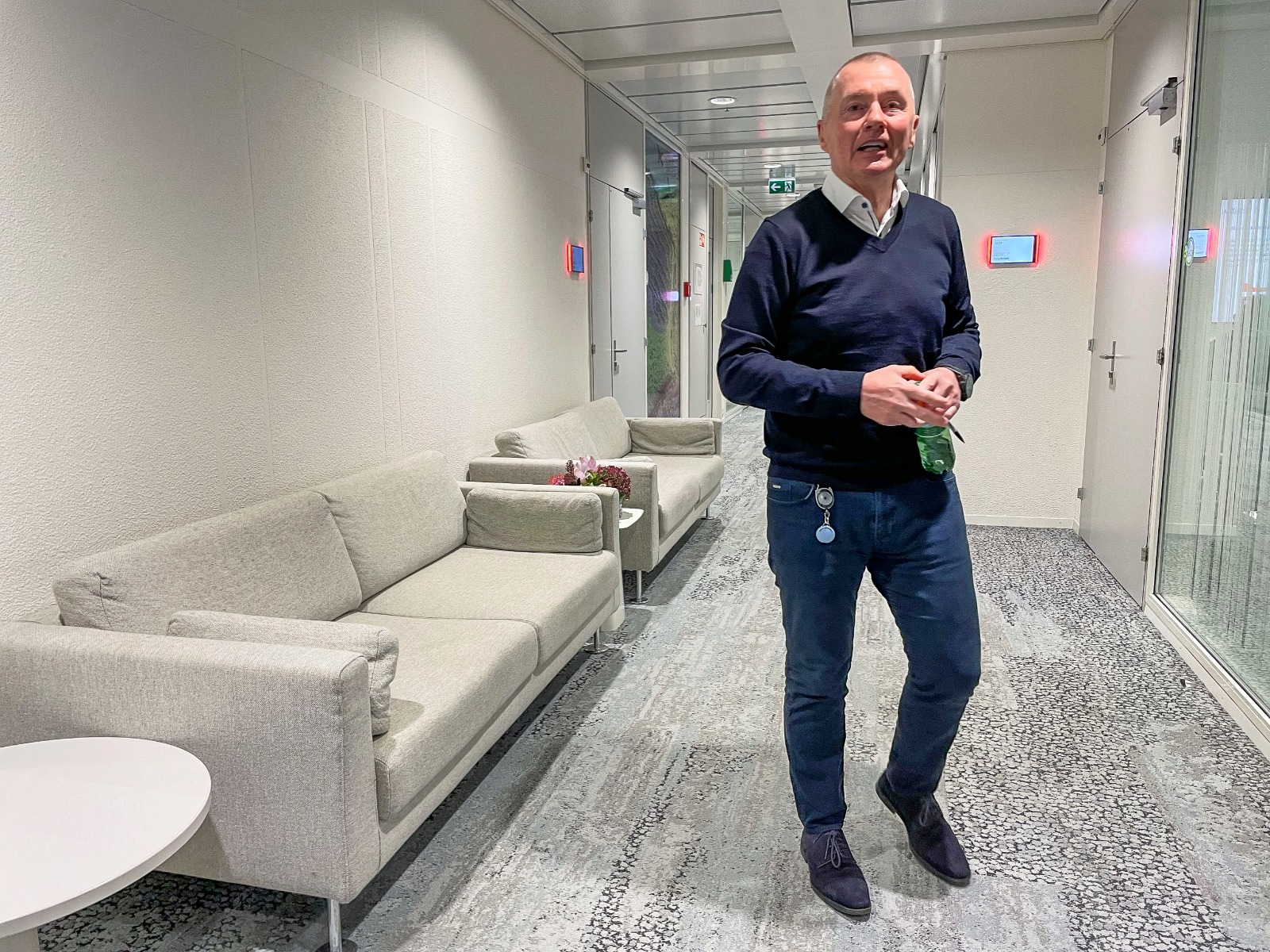 Willie Walsh poses at IATA's offices in Geneva in 2024 (Photo/ Reuters)