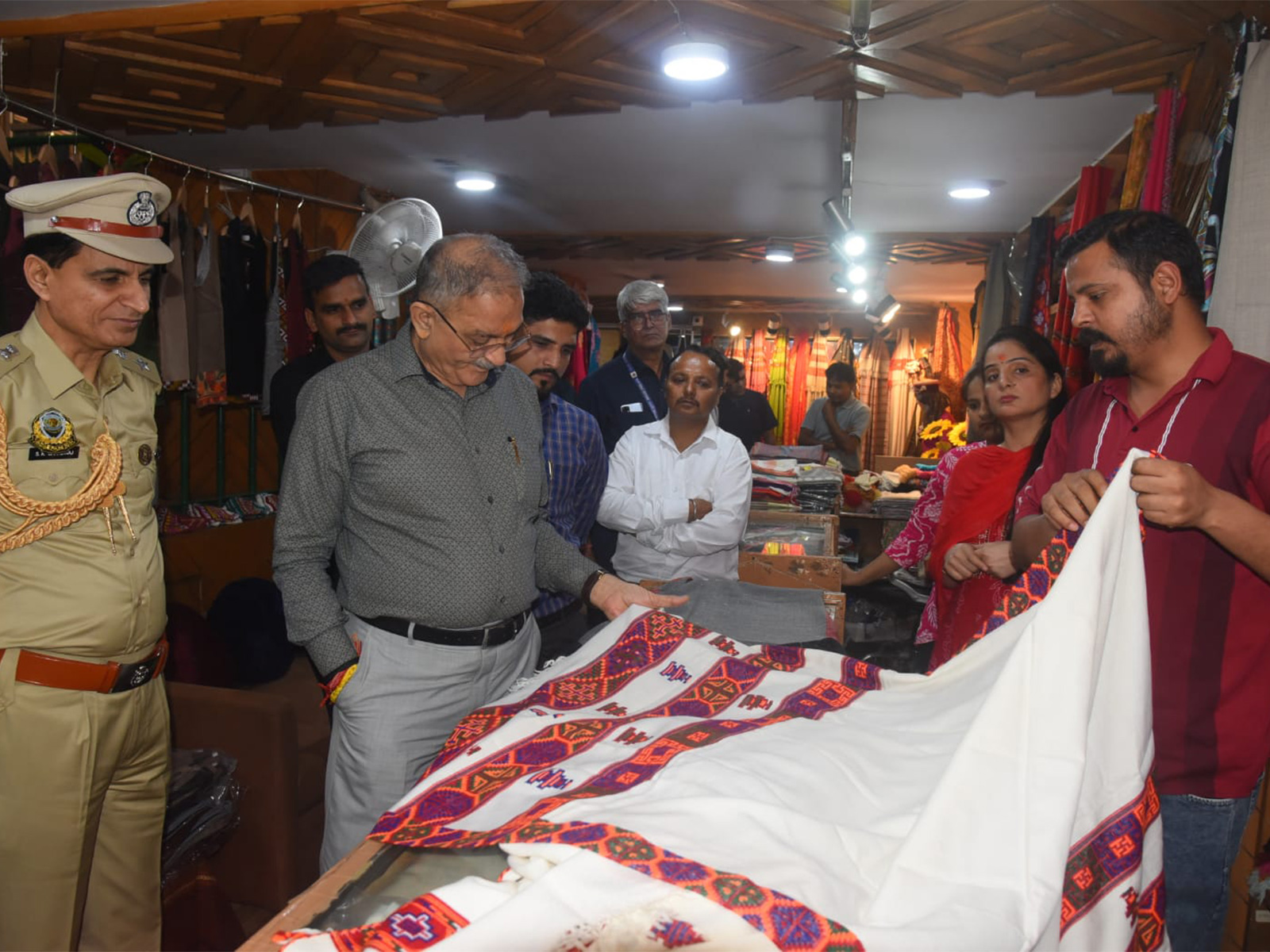 Governor Kavinder Gupta visits Himachal Emporium in New Delhi (Photo/ANI)