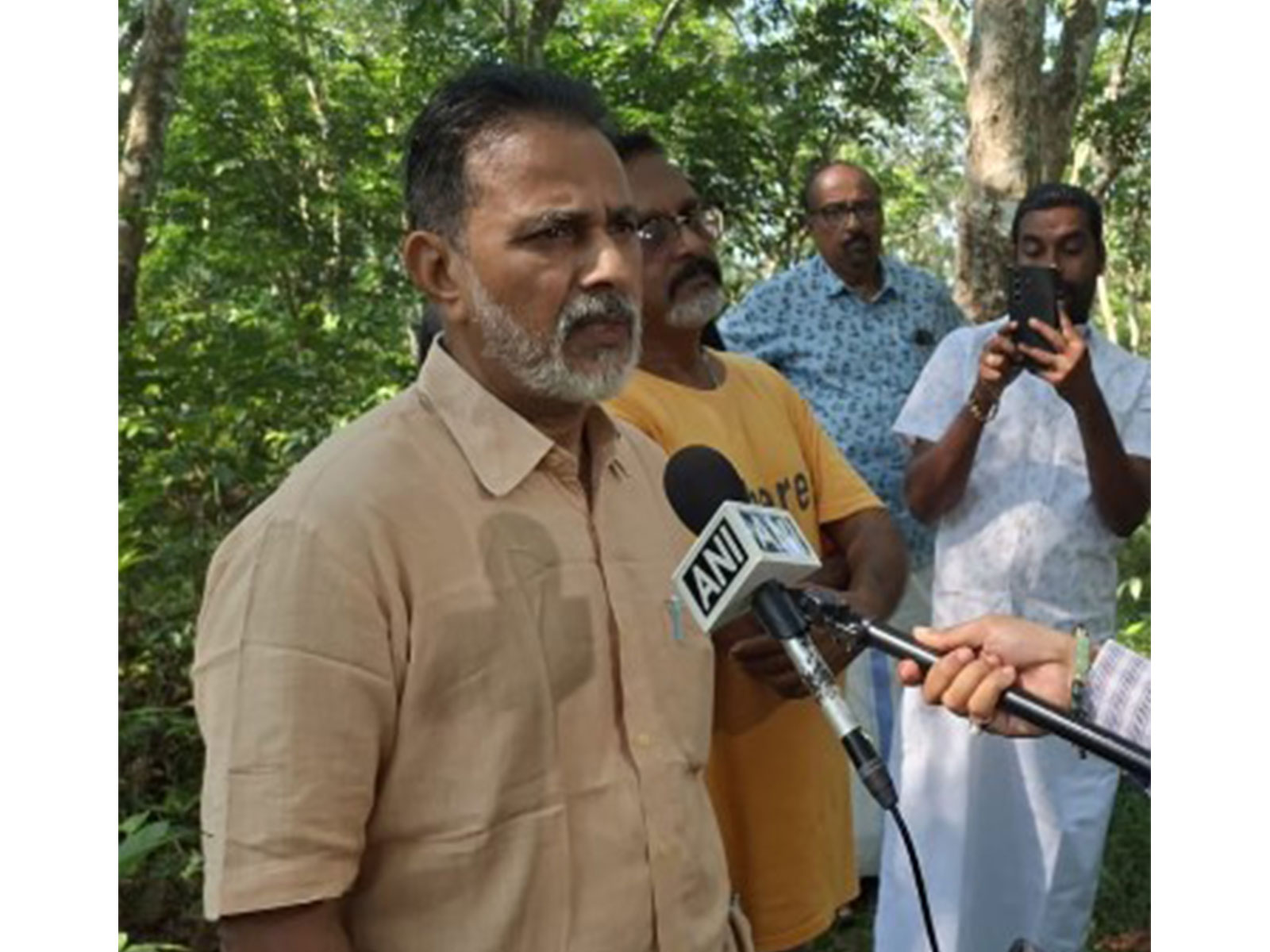 Rubber farmers in Thiruvalla tap trees amid falling prices and rising costs (Photo/ANI)