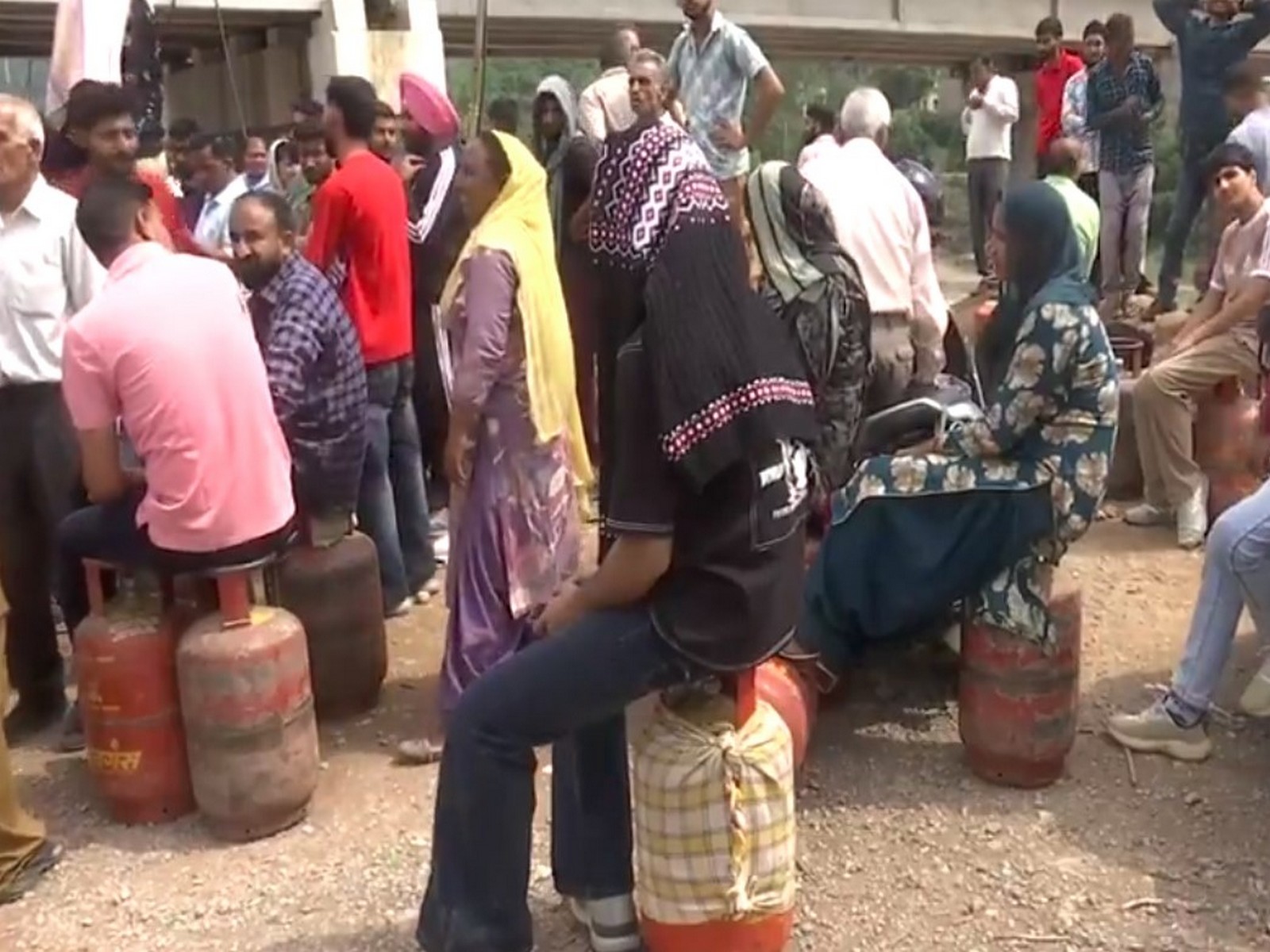 Long queues outside LPG distribution point in J-K (Photo/ANI) Long queues outside LPG distribution point in J-K (Photo/ANI)