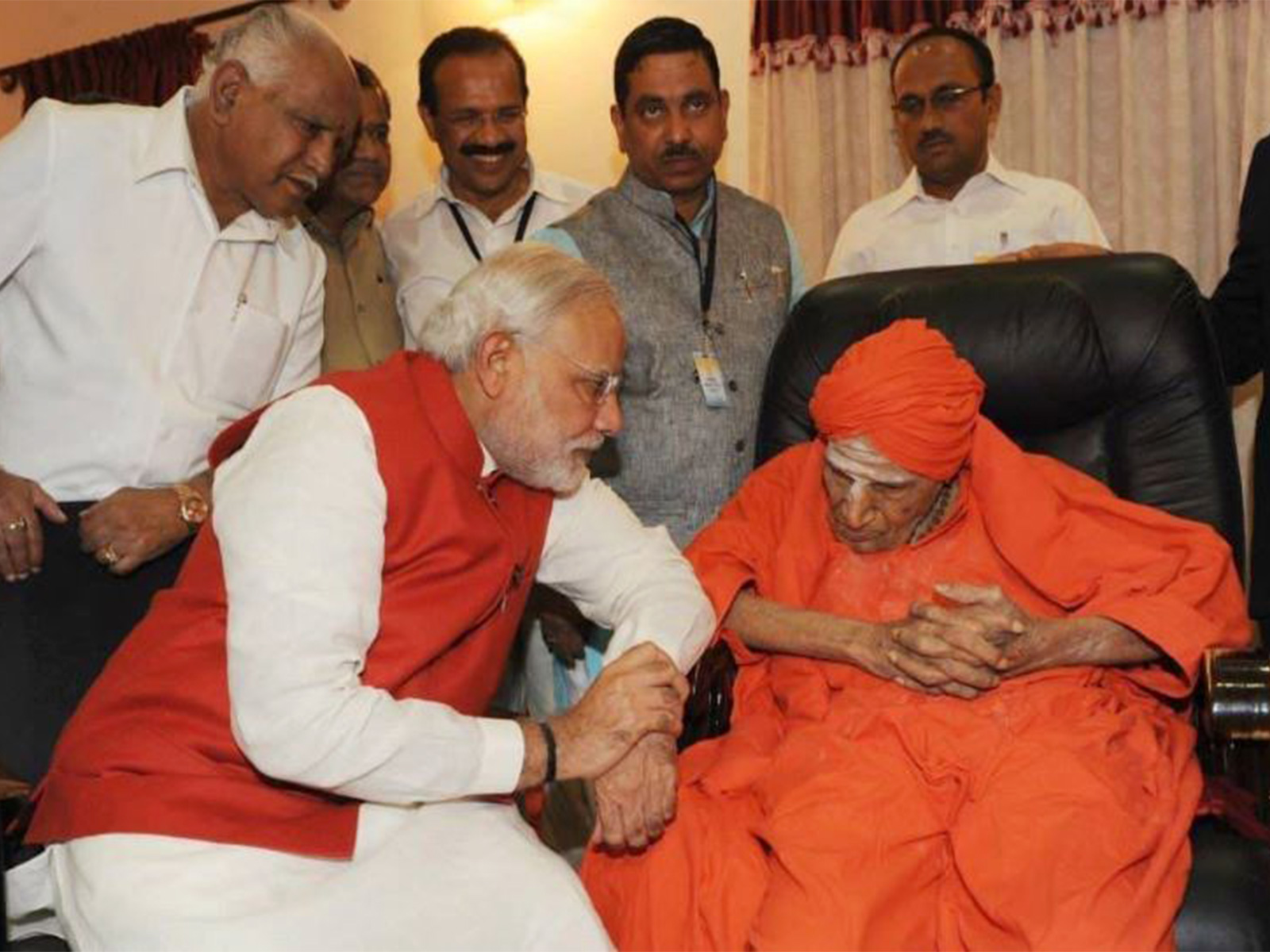 Prime Minister Narendra Modi with Shivakumara Swami (Photo: x/@narendramodi)