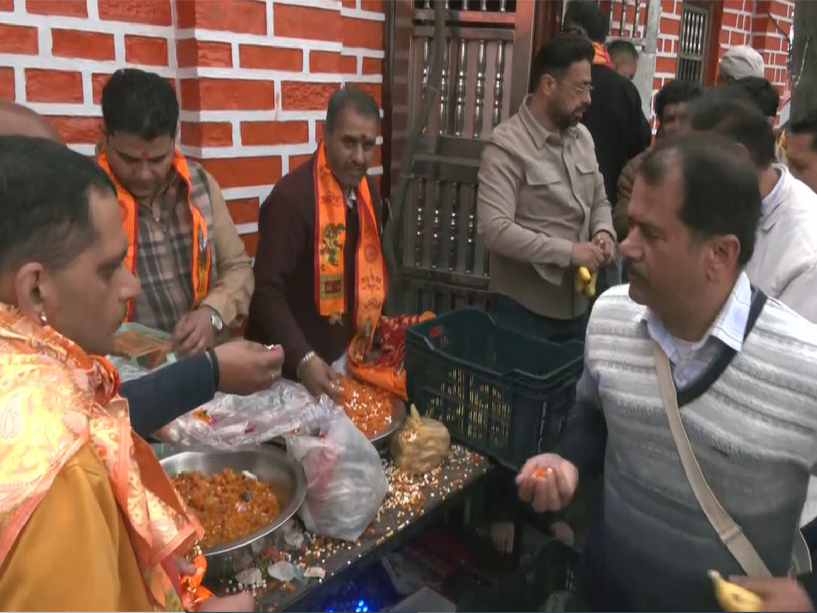 Devotees throng Jakhu Hanuman Temple on Hanuman Jayanti (Photo/ANI)