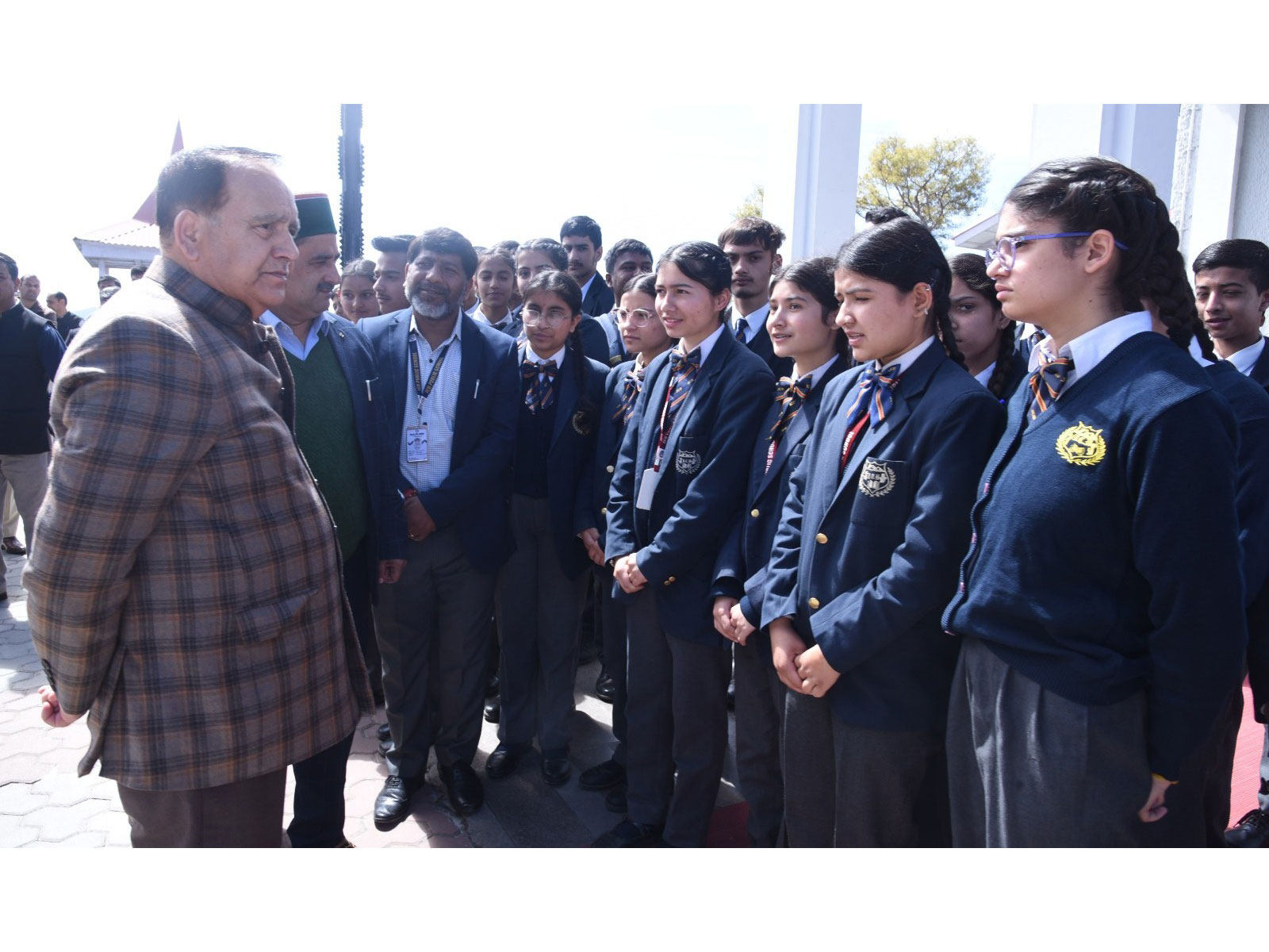 Students meet Assembly Speaker Kuldeep Singh Pathania (Photo/ANI)
