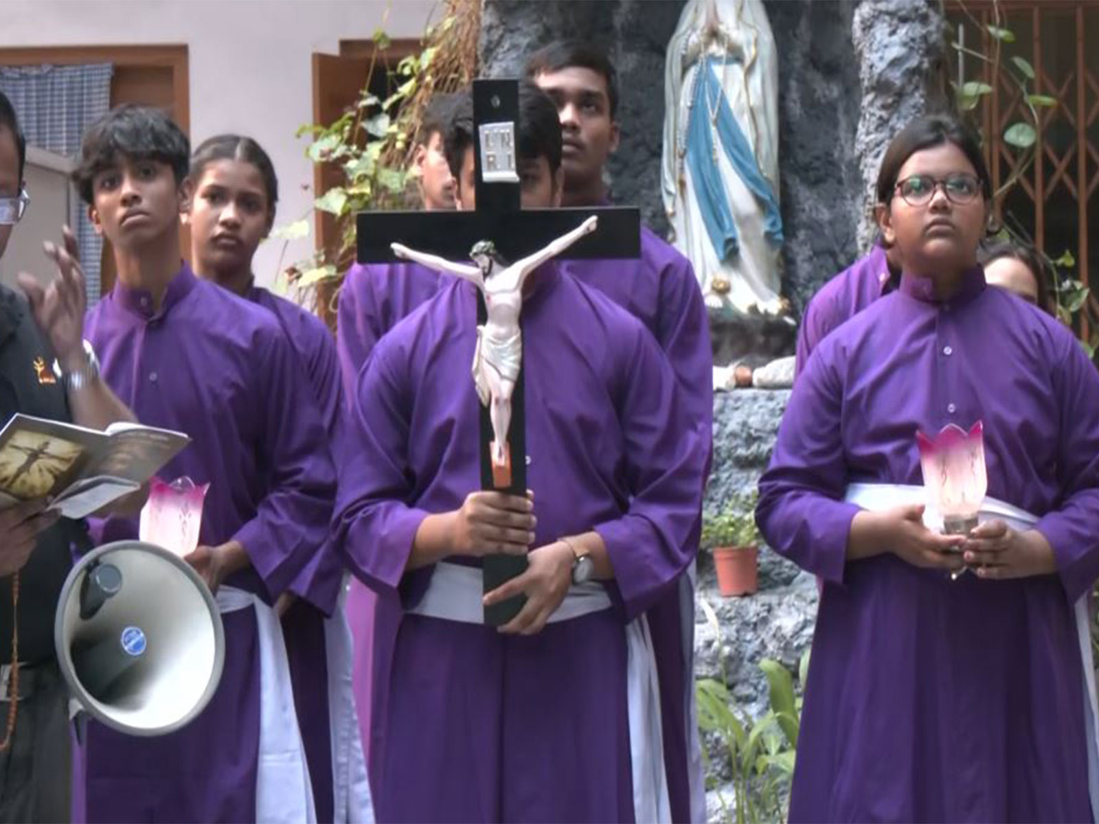 Devotees take part in prayers being held to observe Good Friday, at the Motherhouse of the Missionaries of Charity in Kolkata (Photo/ANI)