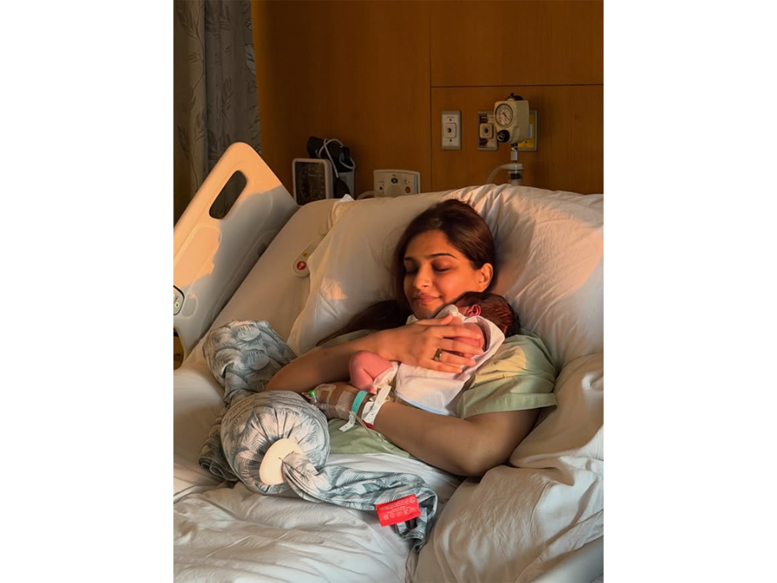 Sonam Kapoor with newborn son (Photo/Instagram/@sonamkapoor)