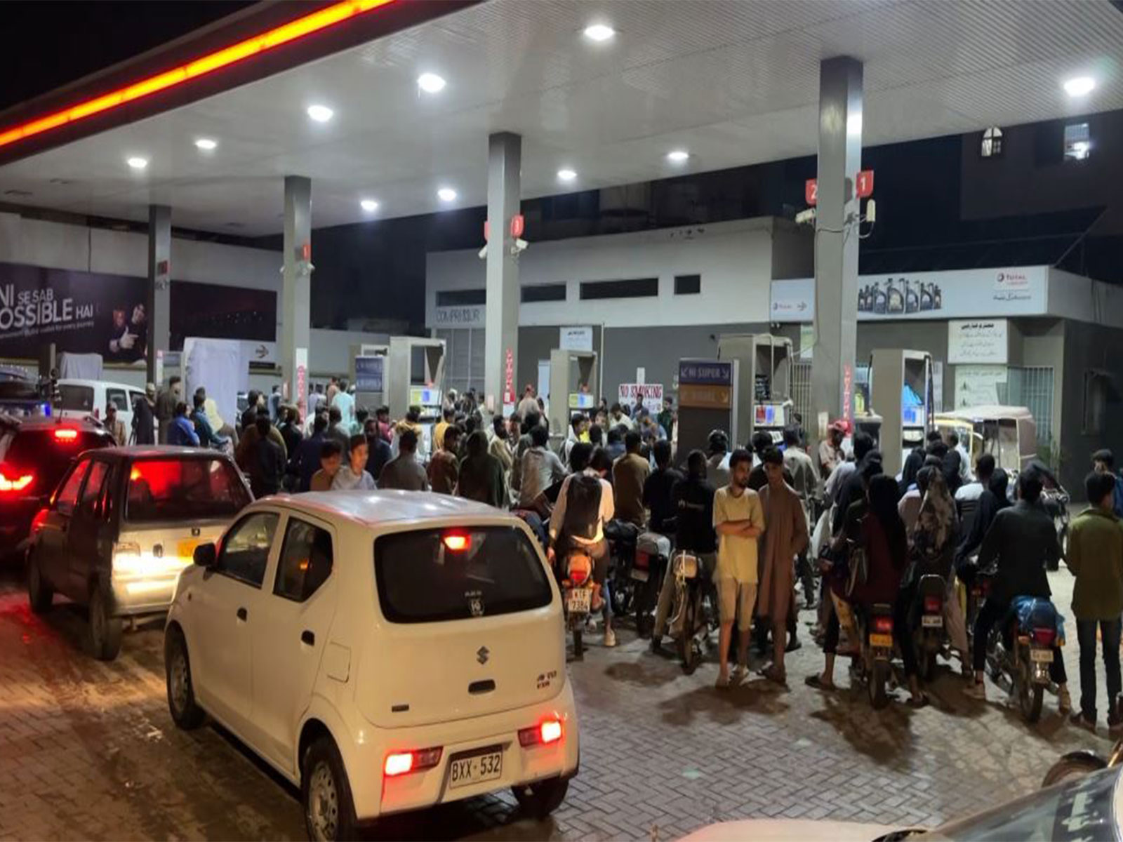 Long queues in Pakistan for fuel (Photo/ANI)
