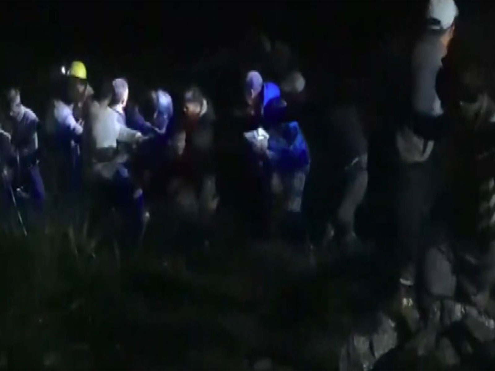 Rescue operation by Kullu Administration (Photo/Kullu Adminstration) Rescue operation by Kullu Administration (Photo/Kullu Adminstration)