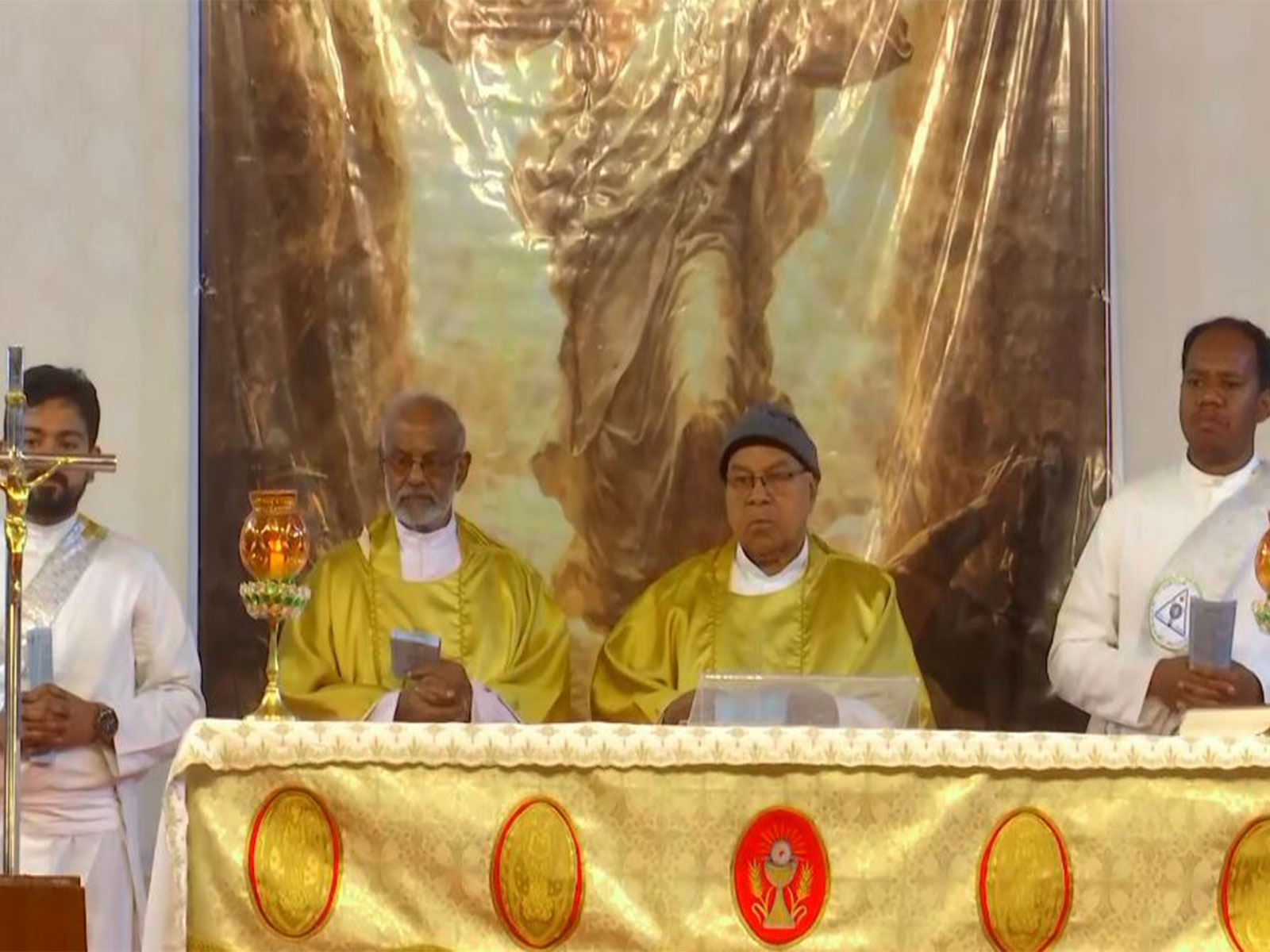 Easter prayers in New Delhi are held at the Sacred Heart Cathedral (Photo/ANI) Easter prayers in New Delhi are held at the Sacred Heart Cathedral (Photo/ANI)