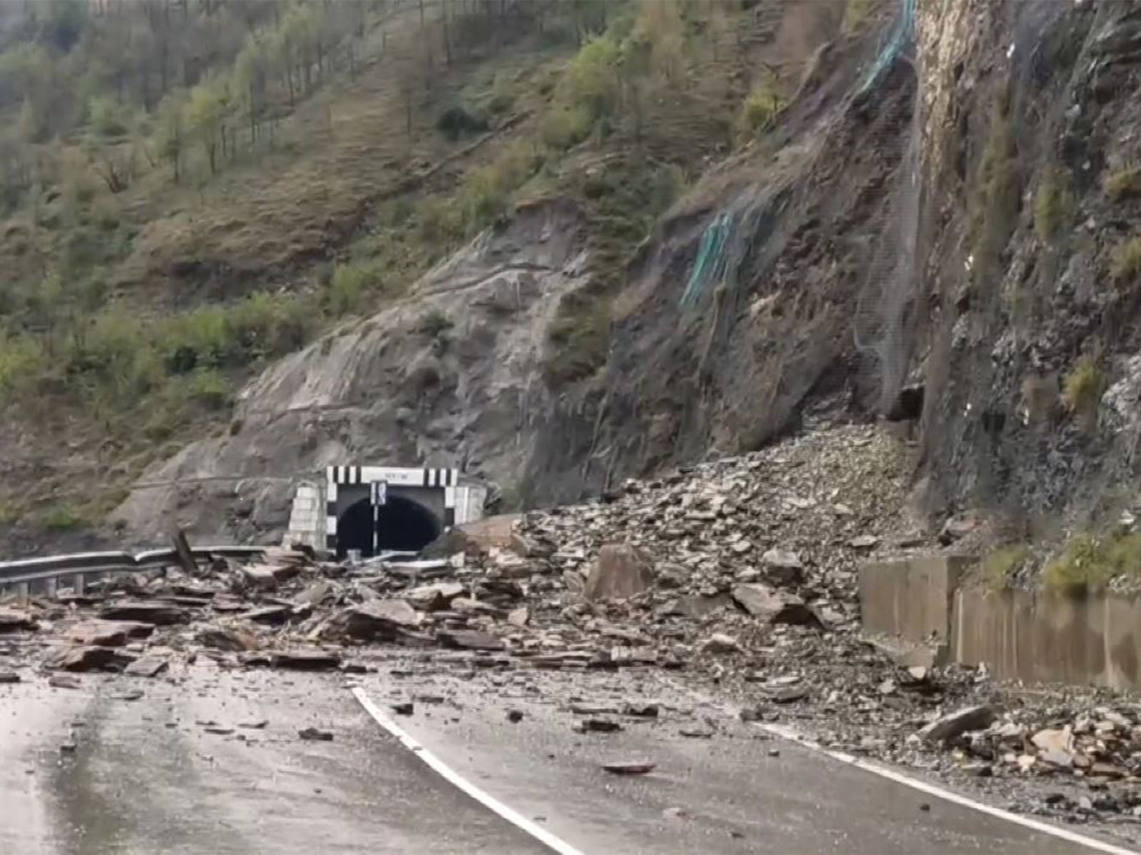 Massive landslide blocks Jammu-Srinagar highway in Ramban (Photo/ANI)