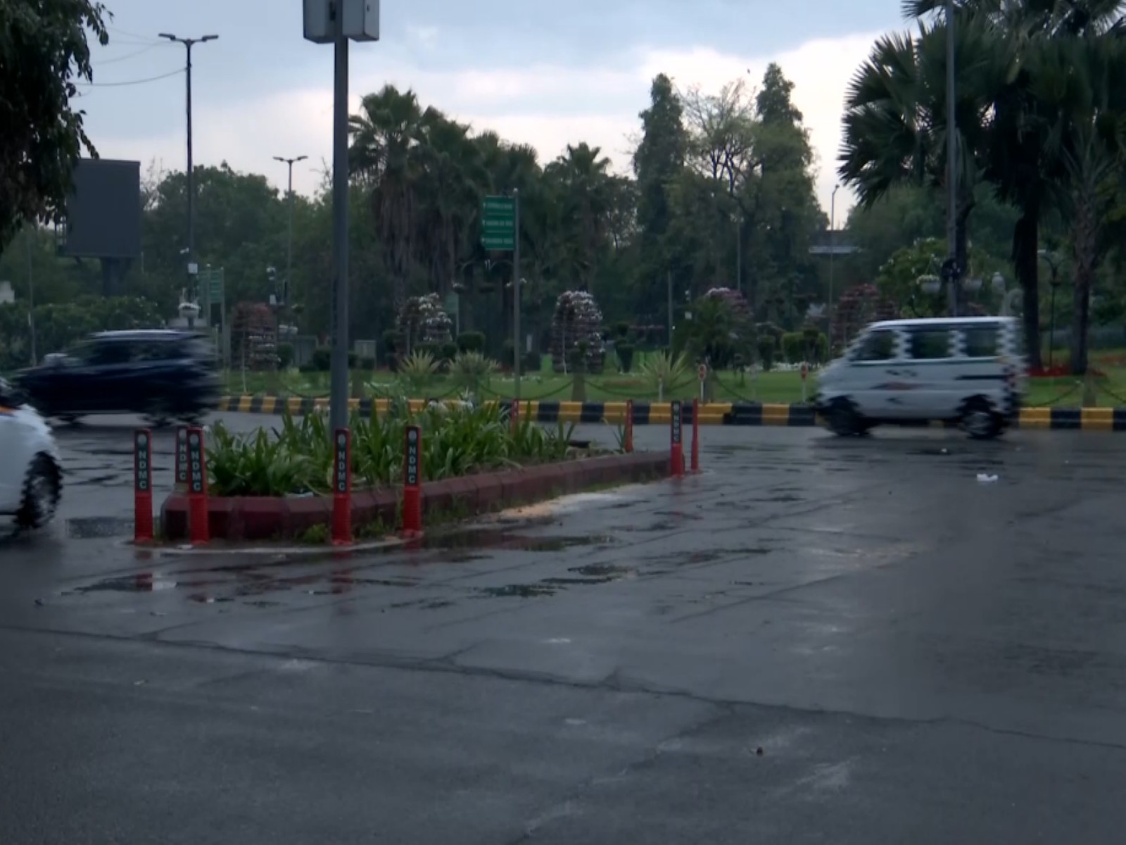 Visuals from Firoz Shah Road in Delhi (Photo/ANI)