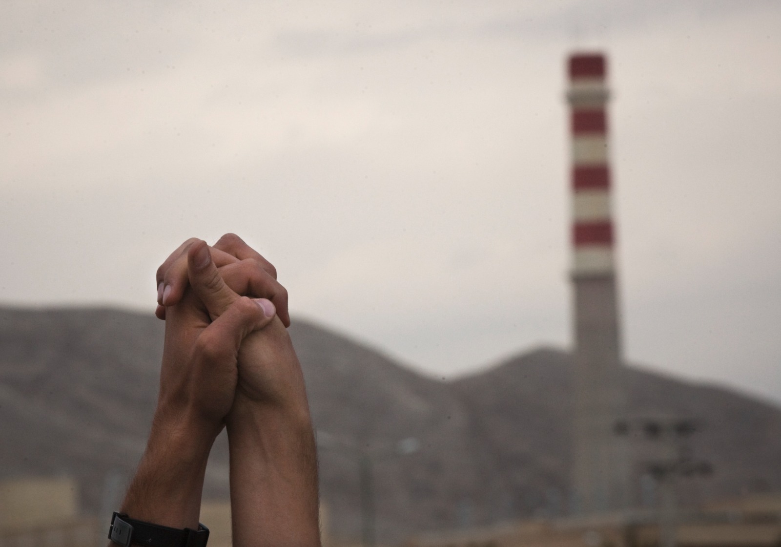 Iranian students hold up their hands as a sign of unity as they form a human chain around the Uranium Conversion Facility (File Photo/Reuters)