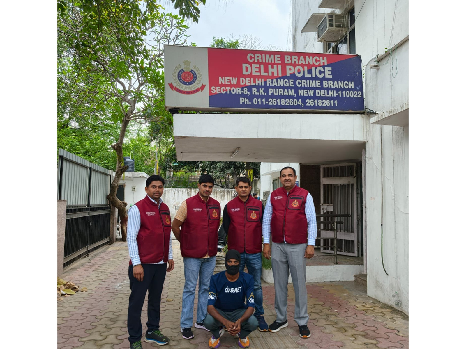 Delhi Police Crime Branch officials with the arrested accused (Photo/ANI)