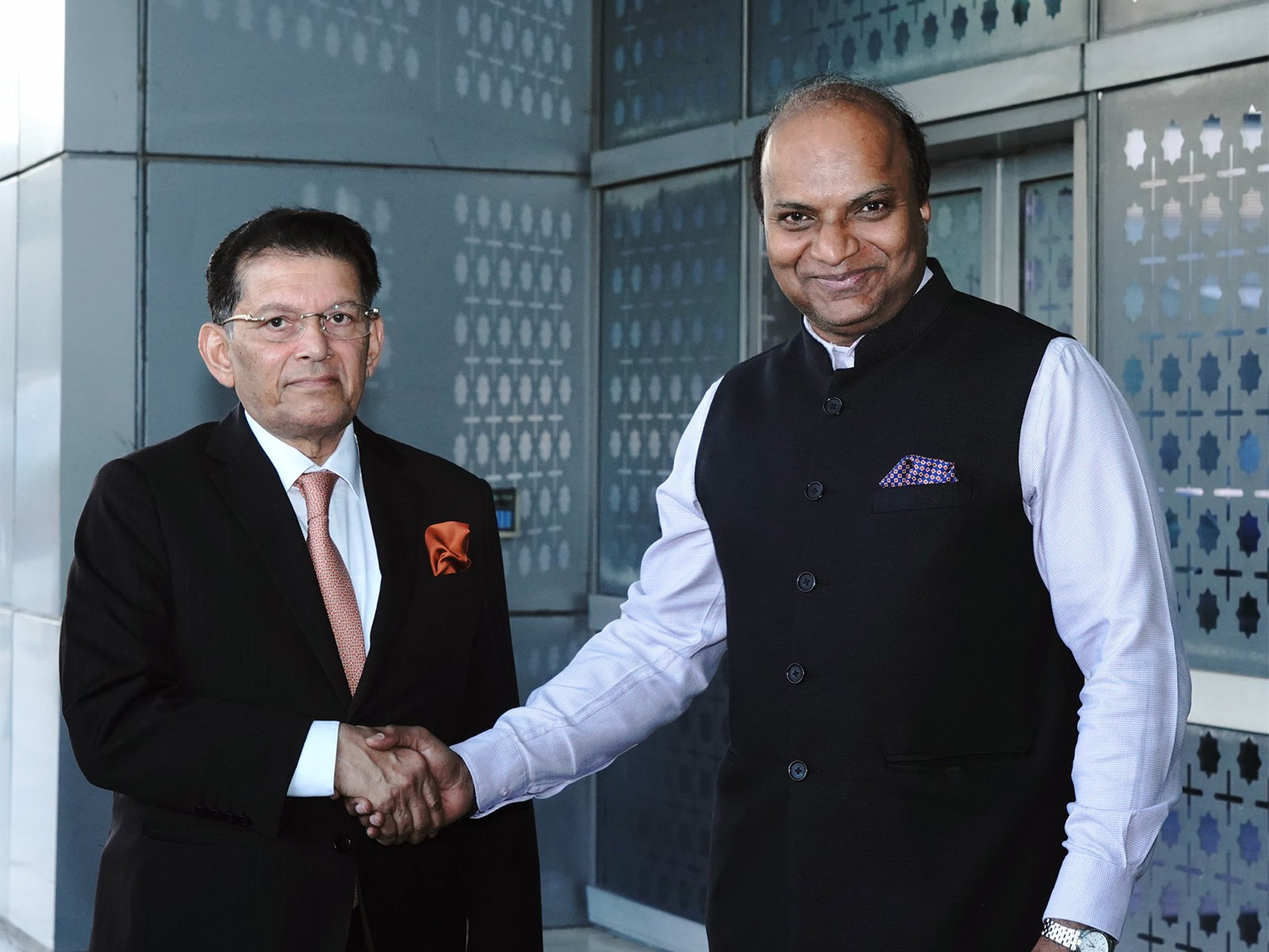 Bangladesh Foreign Minister Khalilur Rahman was accorded a warm welcome on arrival in the national capital (Photo/X/@MEAIndia) Bangladesh Foreign Minister Khalilur Rahman was accorded a warm welcome on arrival in the national capital (Photo/X/@MEAIndia)