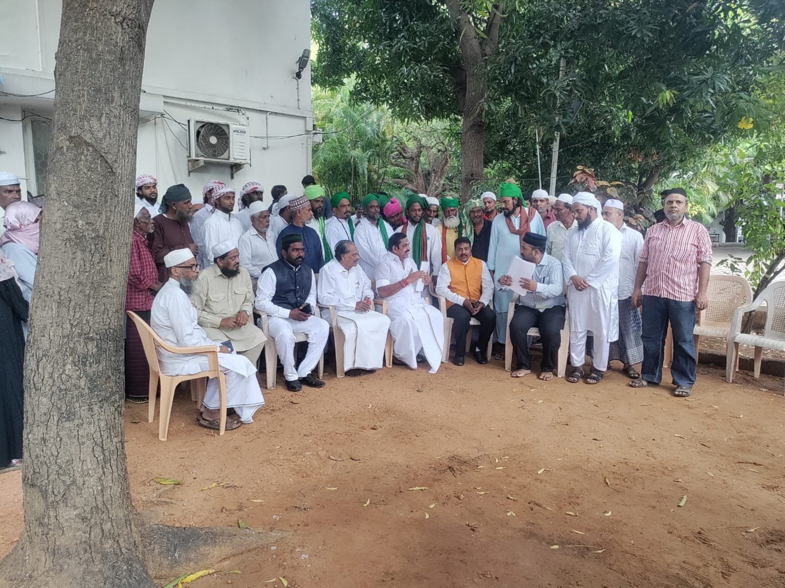 South India Dargah Mosque Association with Edappadi K. Palaniswami (Photo/South India Dargah Mosque Association) South India Dargah Mosque Association with Edappadi K. Palaniswami (Photo/South India Dargah Mosque Association)