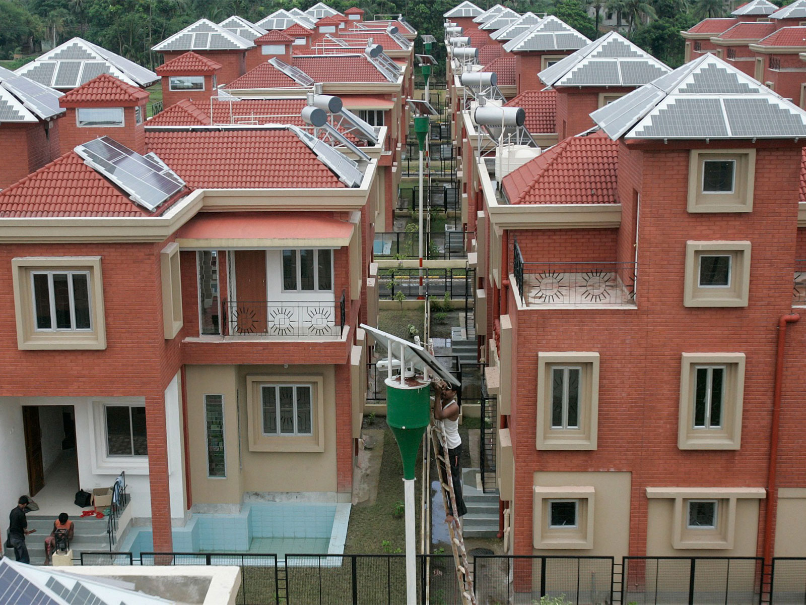 A labourer checks the solar panel of a street light at a newly constructed solar housing complex in Kolkata (Photo/Reuters) A labourer checks the solar panel of a street light at a newly constructed solar housing complex in Kolkata (Photo/Reuters)
