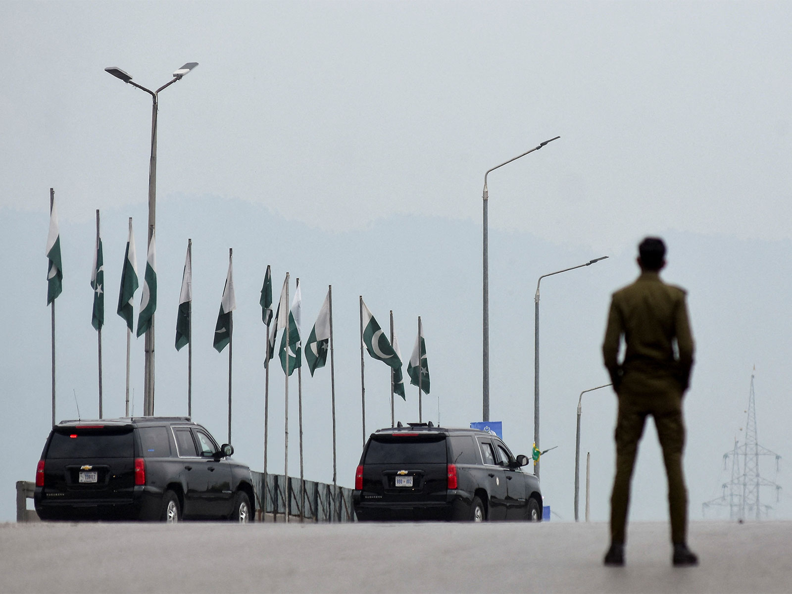 A convoy heads toward the Serena Hotel, as delegations from the United States and Iran are expected to hold peace talks, in Islamabad (Photo/Reuters) A convoy heads toward the Serena Hotel, as delegations from the United States and Iran are expected to hold peace talks, in Islamabad (Photo/Reuters)