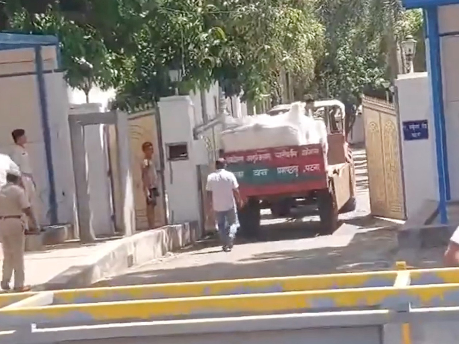 Shifting of goods underway at Nitish Kumar’s residence