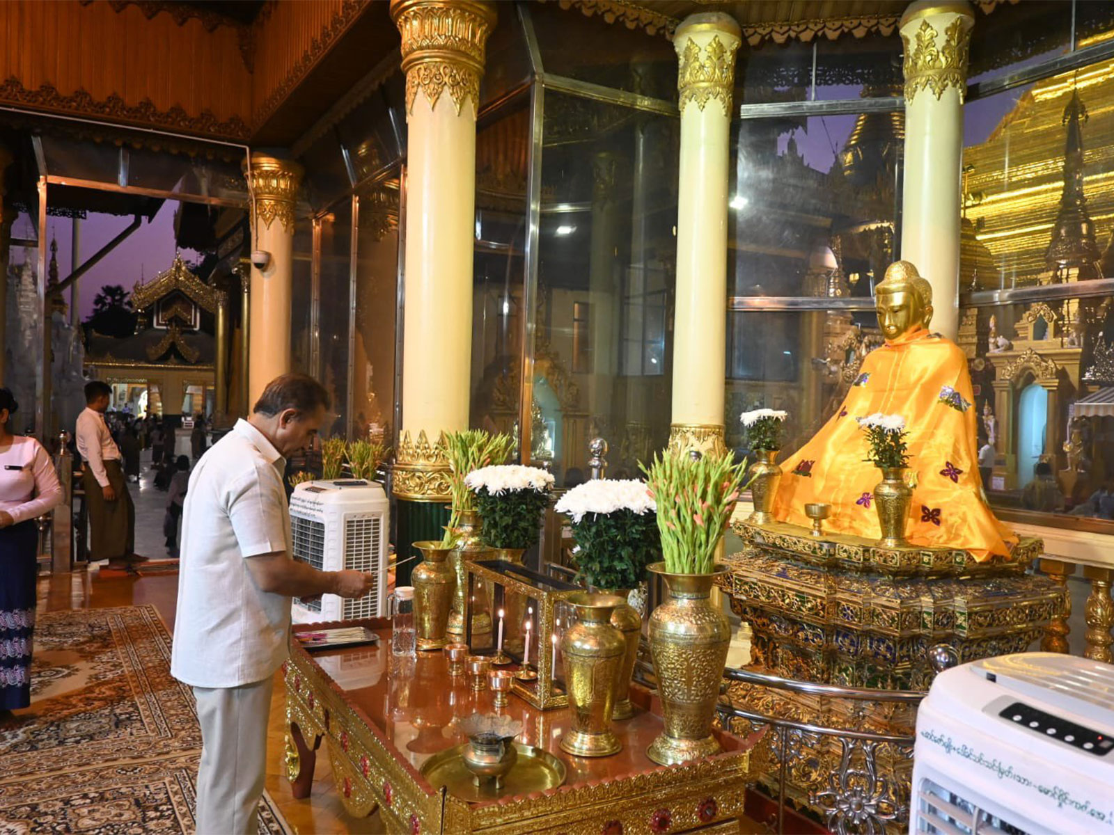 MoS Singh visits Shwedagon Pagoda in Myanmar (Photo/X@KVSinghMPGonda) MoS Singh visits Shwedagon Pagoda in Myanmar (Photo/X@KVSinghMPGonda)