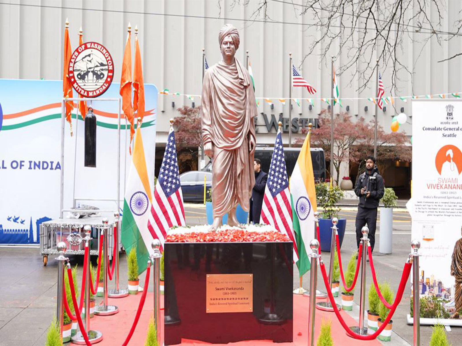 Swami Vivekananda statue at Westlake Square in the heart of downtown Seattle (Photo/Indian Consulate in Seattle) Swami Vivekananda statue at Westlake Square in the heart of downtown Seattle (Photo/Indian Consulate in Seattle)