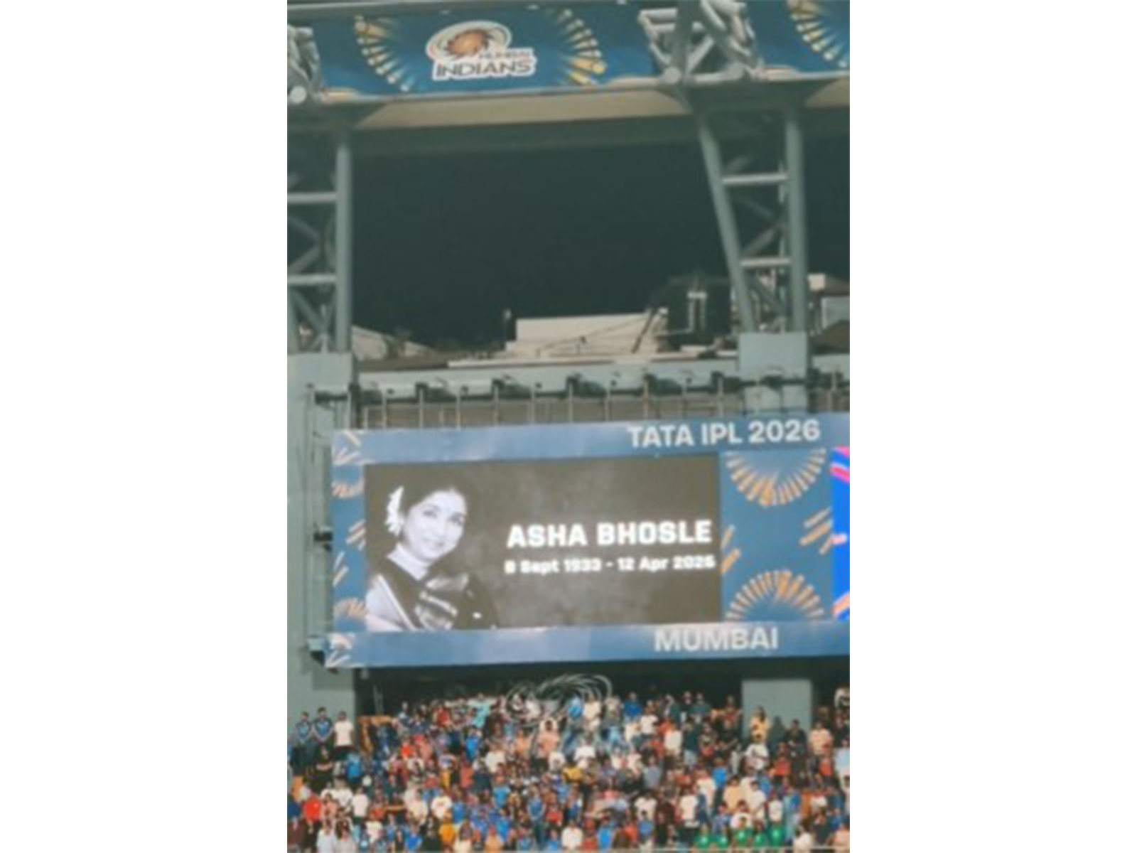 Tribute to legendary singer Asha Bhosle at IPL Match (Image source: X/@mipaltan)