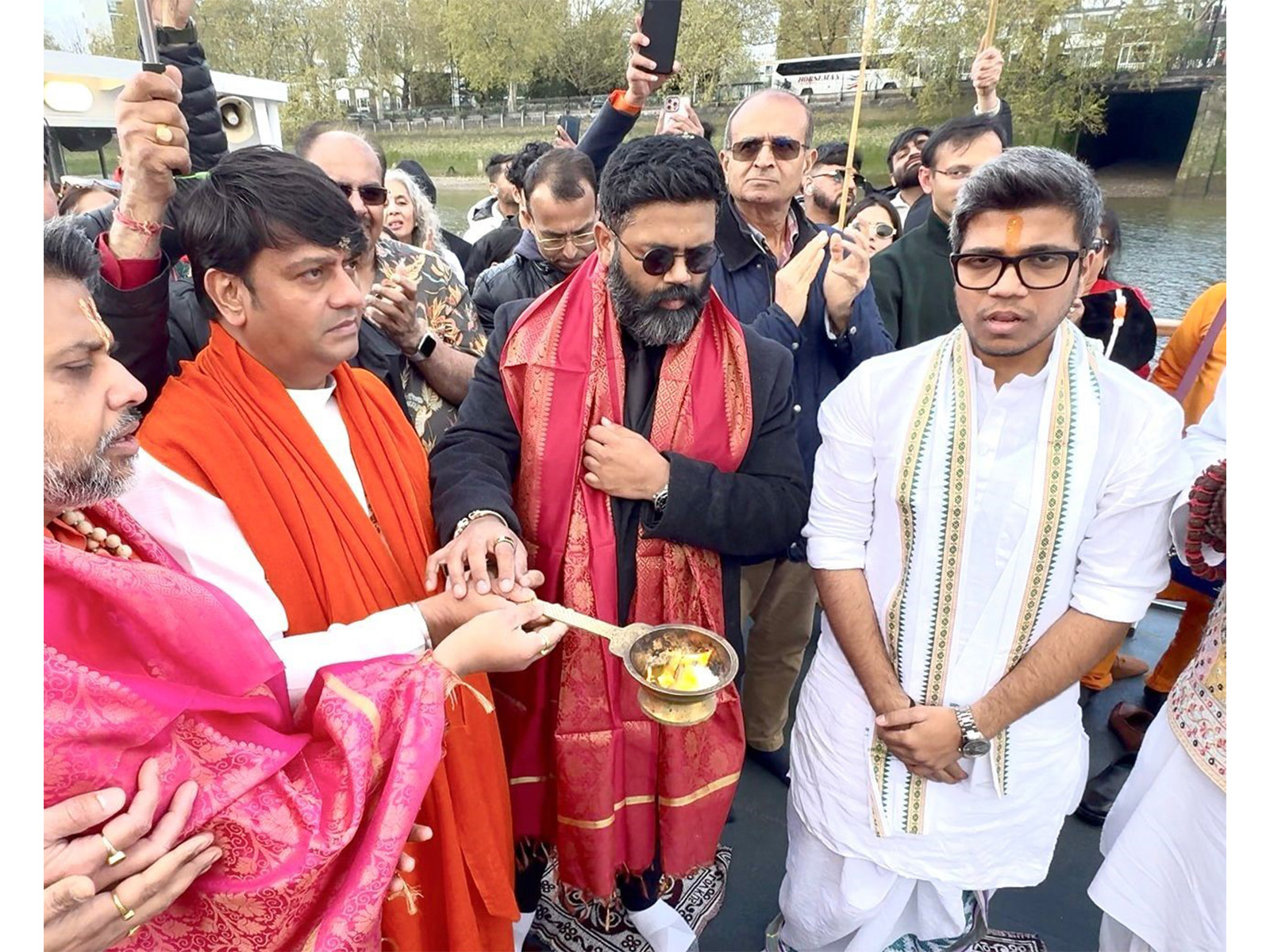 Historic “Prayer for Global Peace” Ganga Aarti Held on River Thames by Two Holy Men and Over 250 Devotees