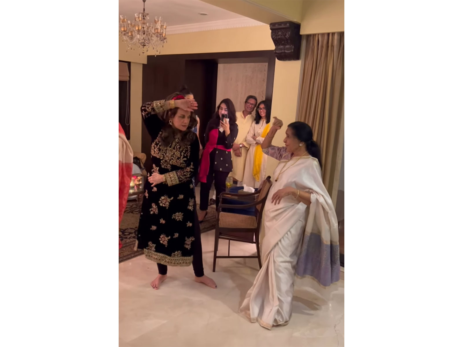 Mumtaz with Asha Bhosle (Photo/Instagram/@mumtaztheactress)