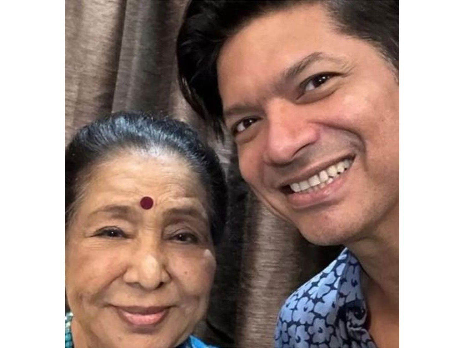 Singer Shaan with late music icon Asha Bhosle (Image source: Instagram@singer_shaan)