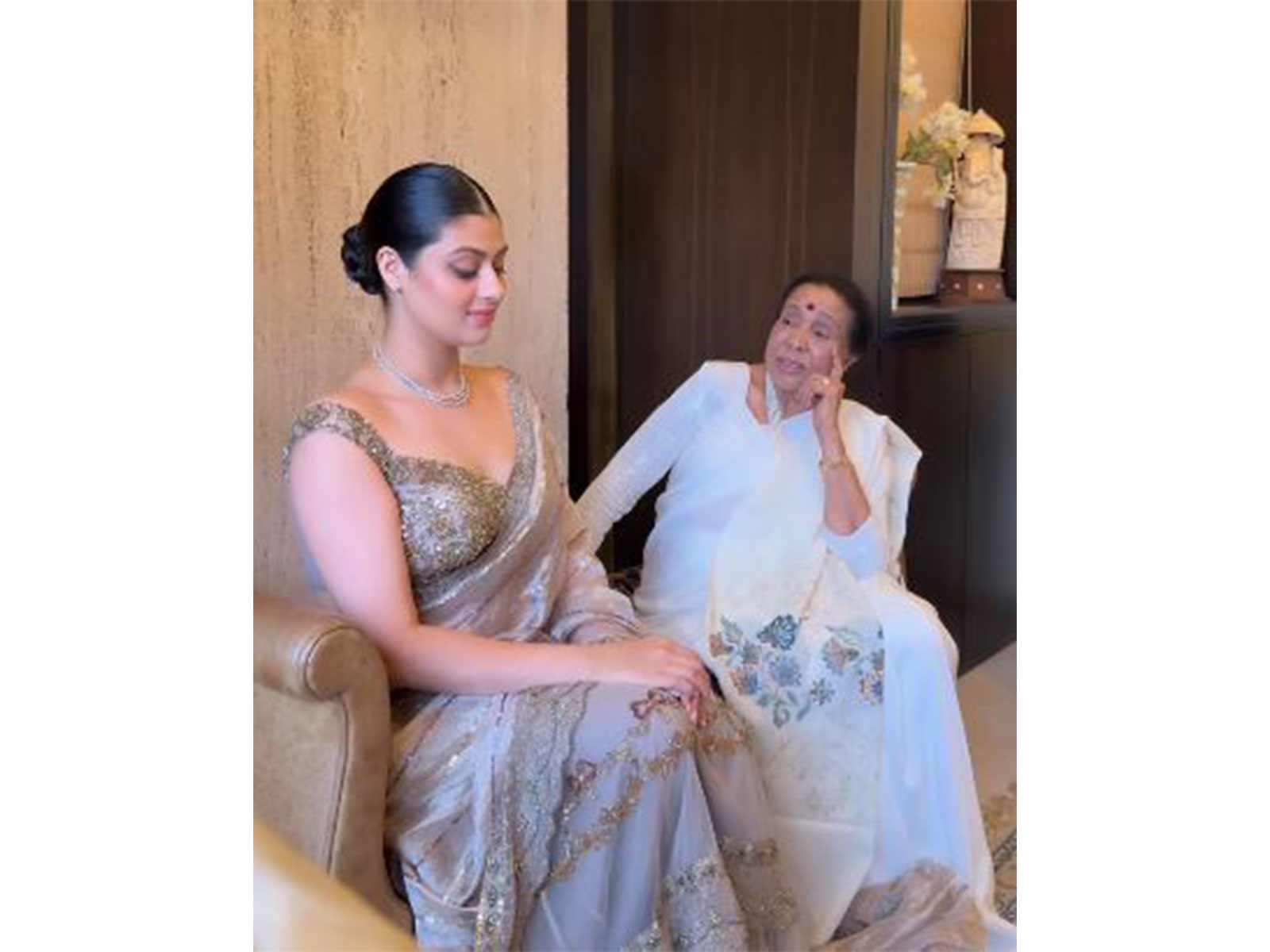 Asha Bhosle with granddaughter Zanai Bhosle  (Photo/instagram/@zanaibhosle)