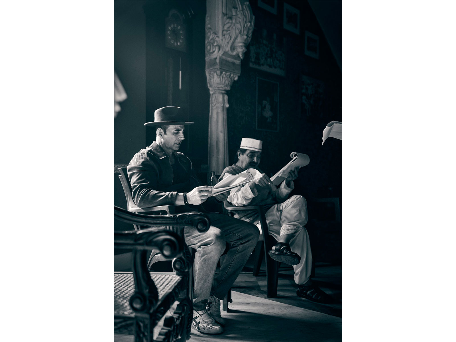 Akshay Kumar with legendary Asrani (Image source: X/@akshaykumar)