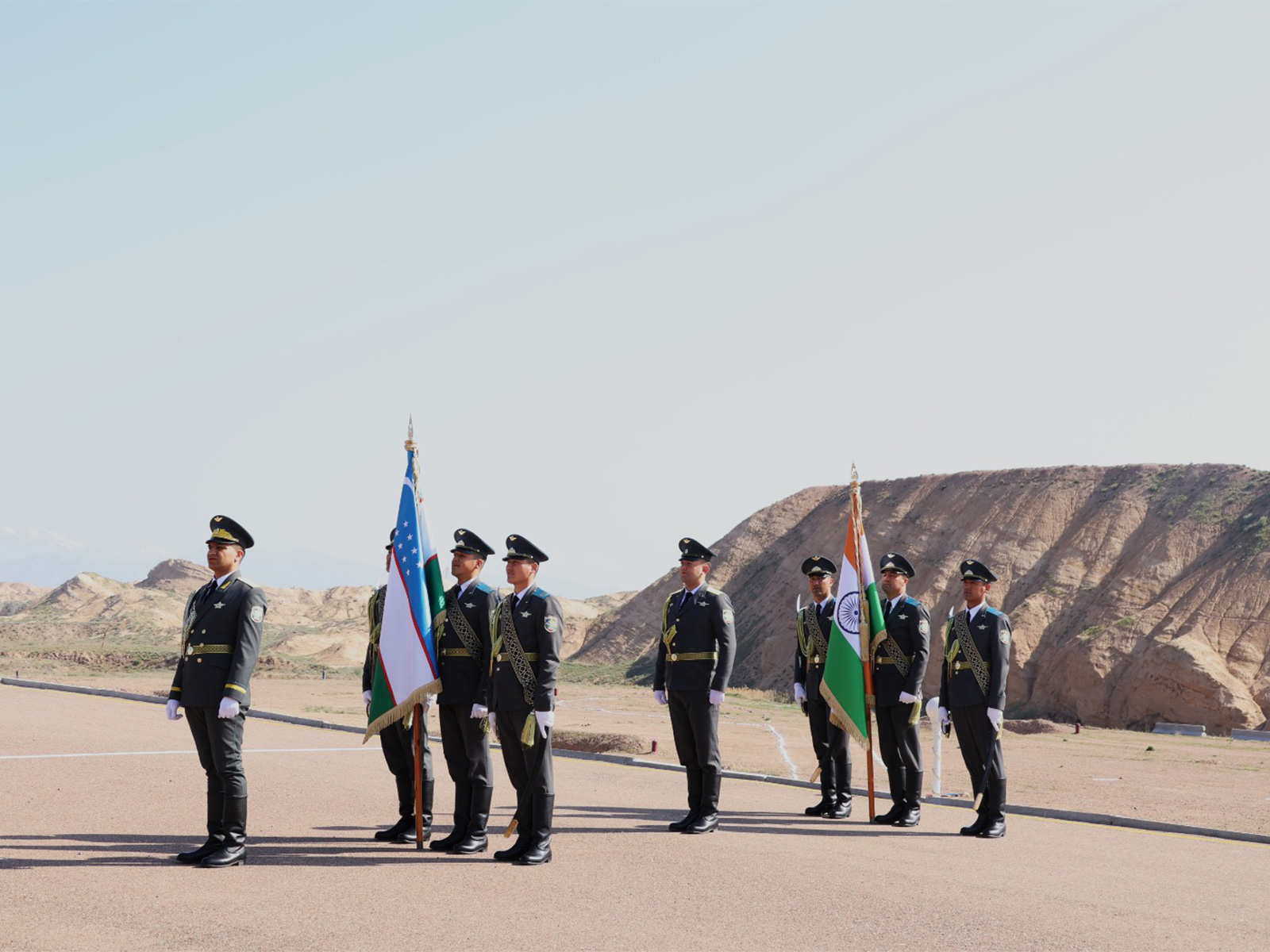 Indian and Uzbekistan Army personnel during the opening ceremony of the 7th edition of Exercise Dustlik in Namangan, Uzbekistan (Photo: x/@adgpi)