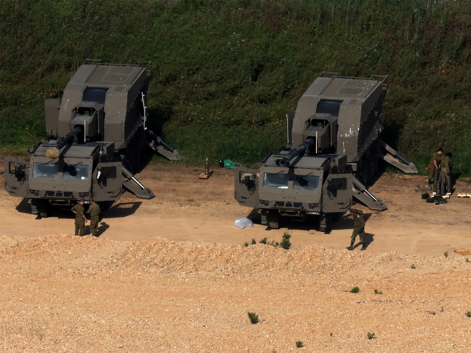 Israeli soldiers stand near the Israel-Lebanon border (Photo/Reuters)