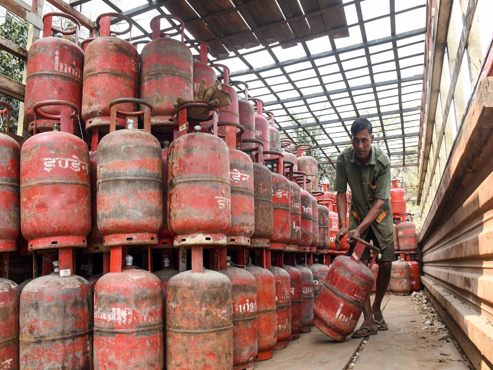 A worker carries a LPG cylinder (Photo/ANI)