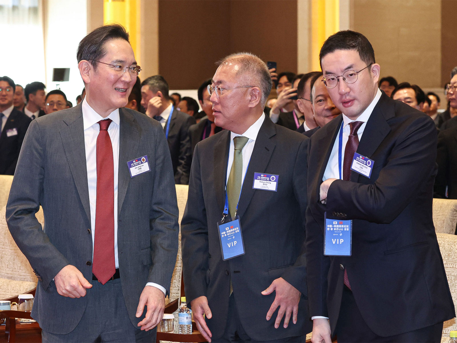 Samsung Electronics Chair Lee Jae-yong, Hyundai Motor Group Executive Chair Chung Euisun and LG Group Chair Koo Kwang-mo talk after attending the Korea-China Business Forum in Beijing on Jan. 5 - (Photo/The Korea Herald)) Samsung Electronics Chair Lee Jae-yong, Hyundai Motor Group Executive Chair Chung Euisun and LG Group Chair Koo Kwang-mo talk after attending the Korea-China Business Forum in Beijing on Jan. 5 - (Photo/The Korea Herald))