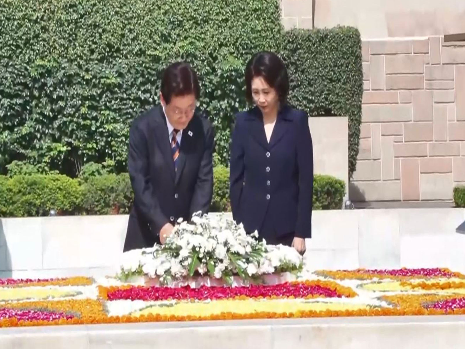 South Korean President Lee Jae-myung and First Lady Kim Hea-kyung pay tribute to Mahatma Gandhi at Rajghat during their state visit to India. (Photo/ANI)