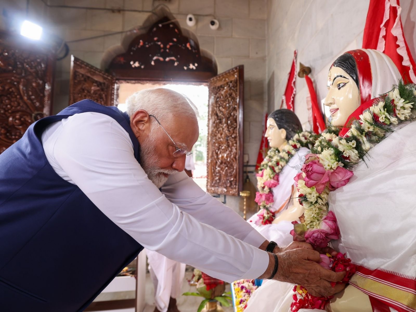 PM Modi offers prayers at Matua Temple in Thakurnagar ahead&hellip;
