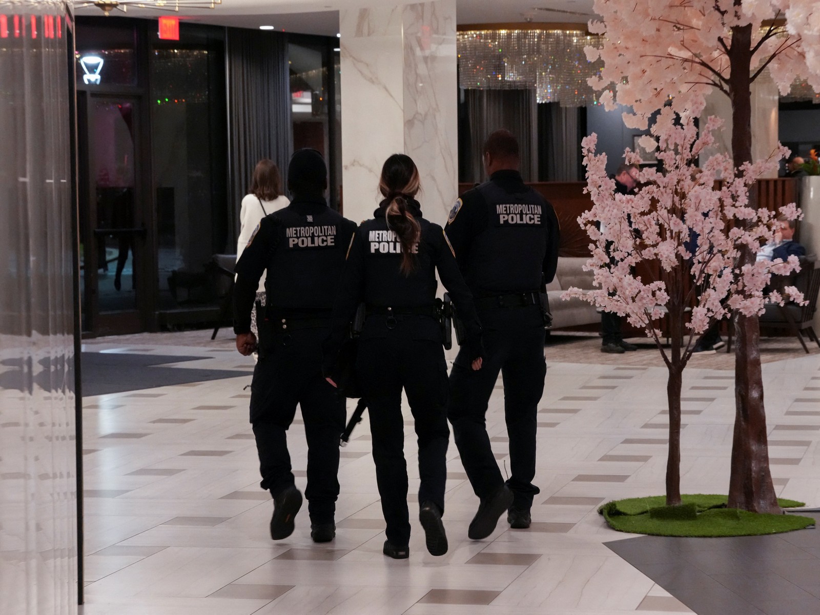 Metropolitan Police officers walk at the venue, following a shooting incident during the annual White House Correspondents' Association dinner (Photo/ Reuters)