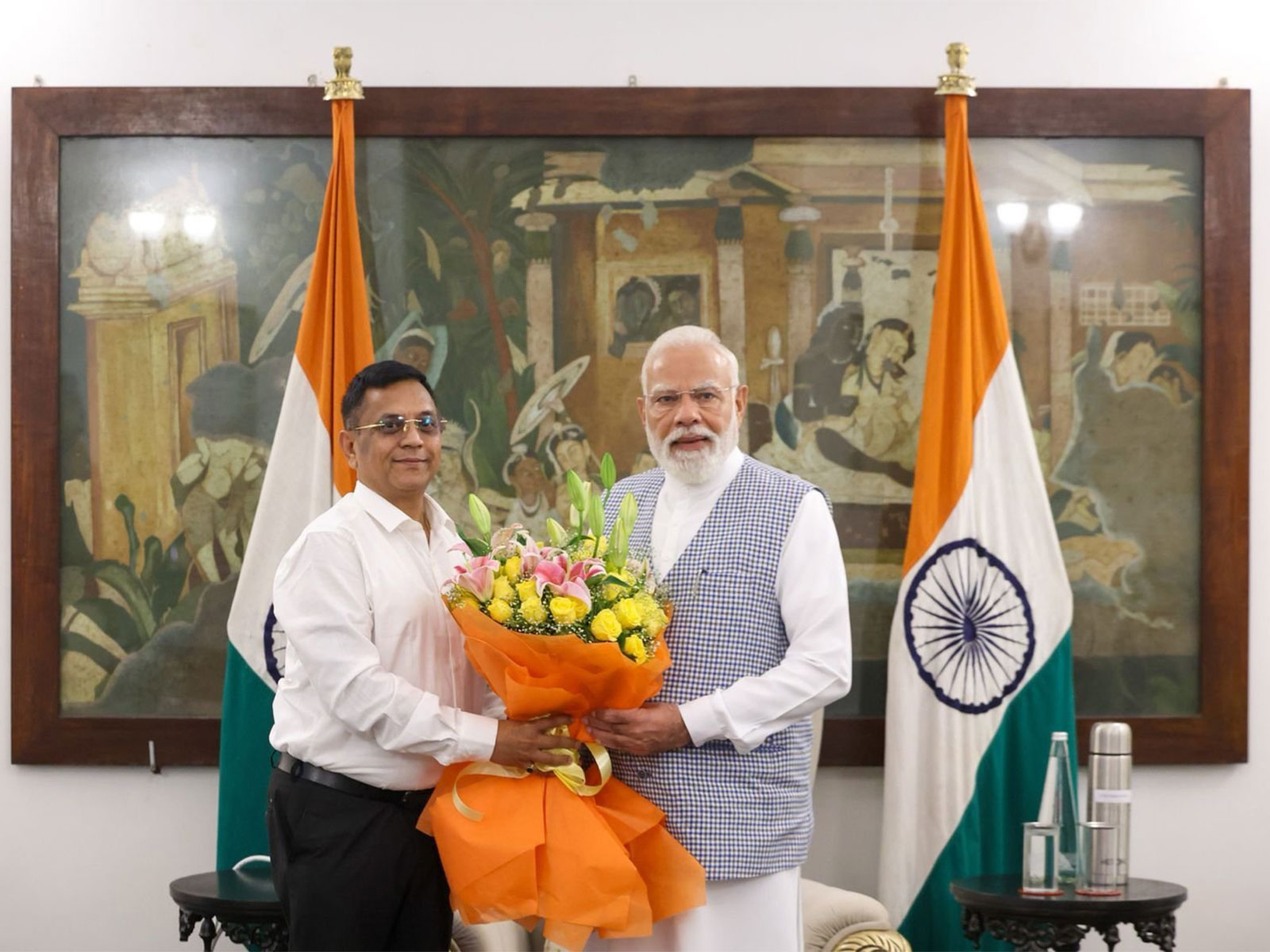 PM Narendra Modi with NITI Ayog member, Gobardhan Das ( Photo/@X-NarendraModi)