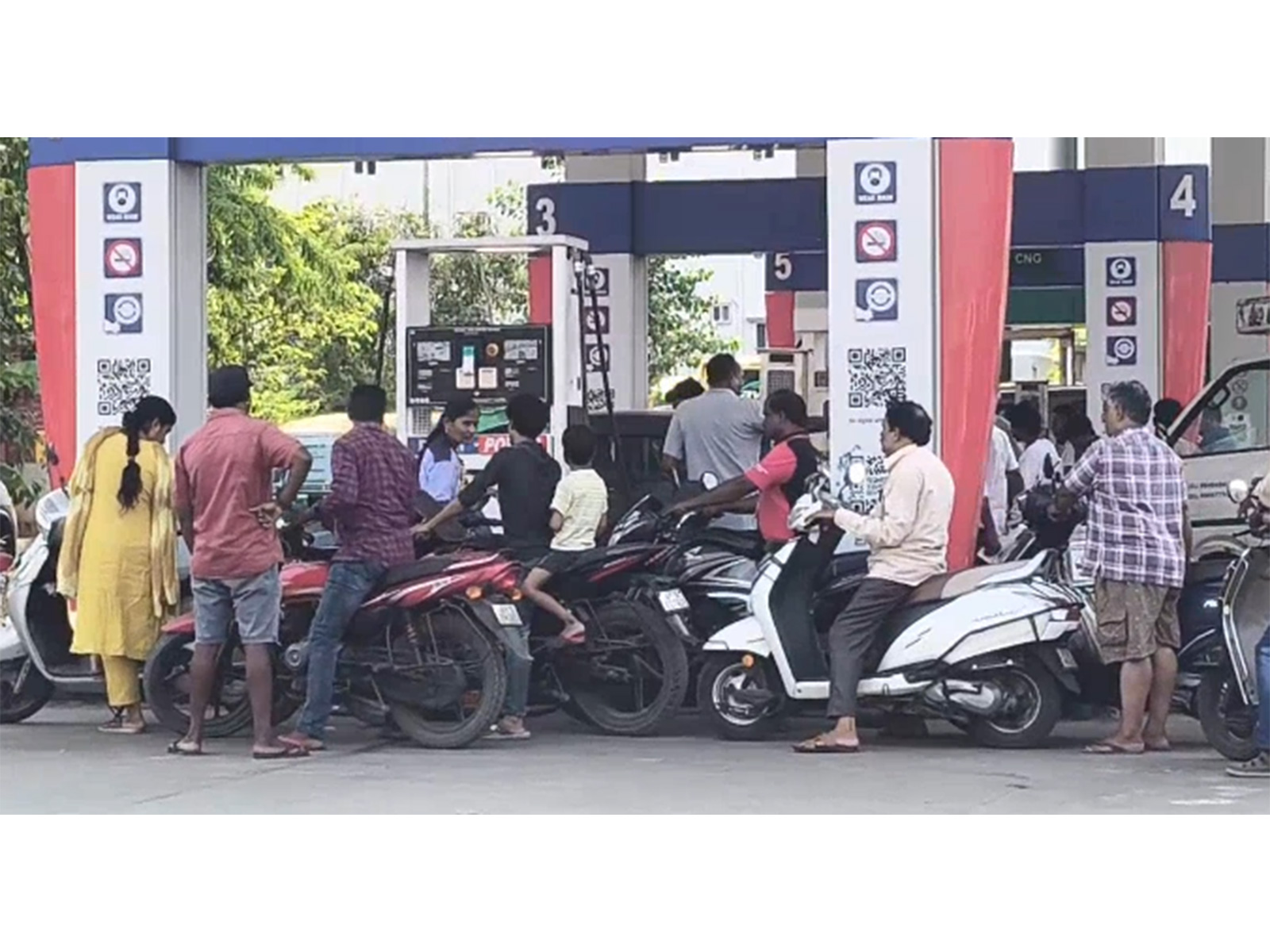 Long queues at fuel stations across Andhra amid shortage fears (Photo/ANI)
