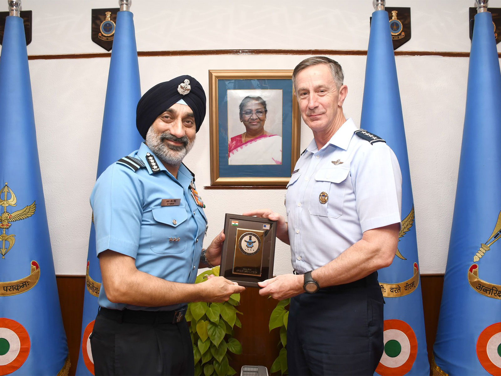 Air Chief Marshal AP Singh and General Kevin B. Schneider, Commander PACAF & Air Component Commander (Photo/X@IAF_MCC)