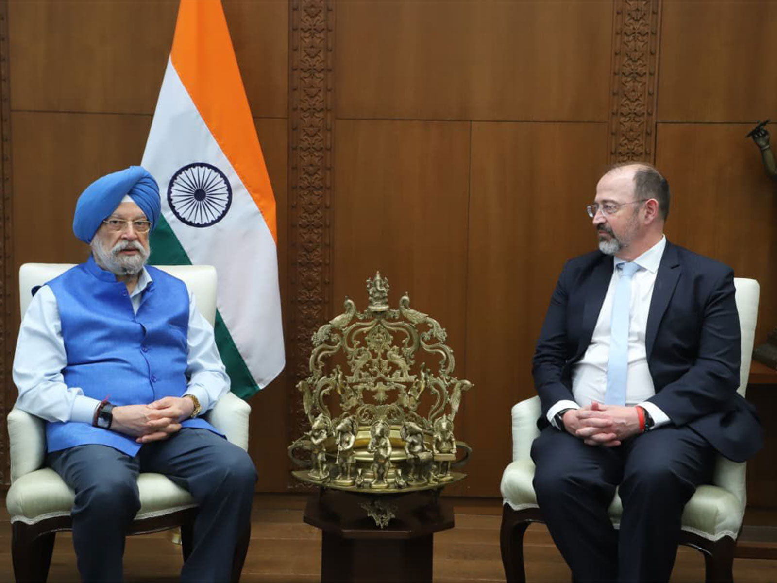Union Minister Hardeep Singh Puri and S&P Global President Dave Ernsberger (Photo/X/@HardeepSPuri)