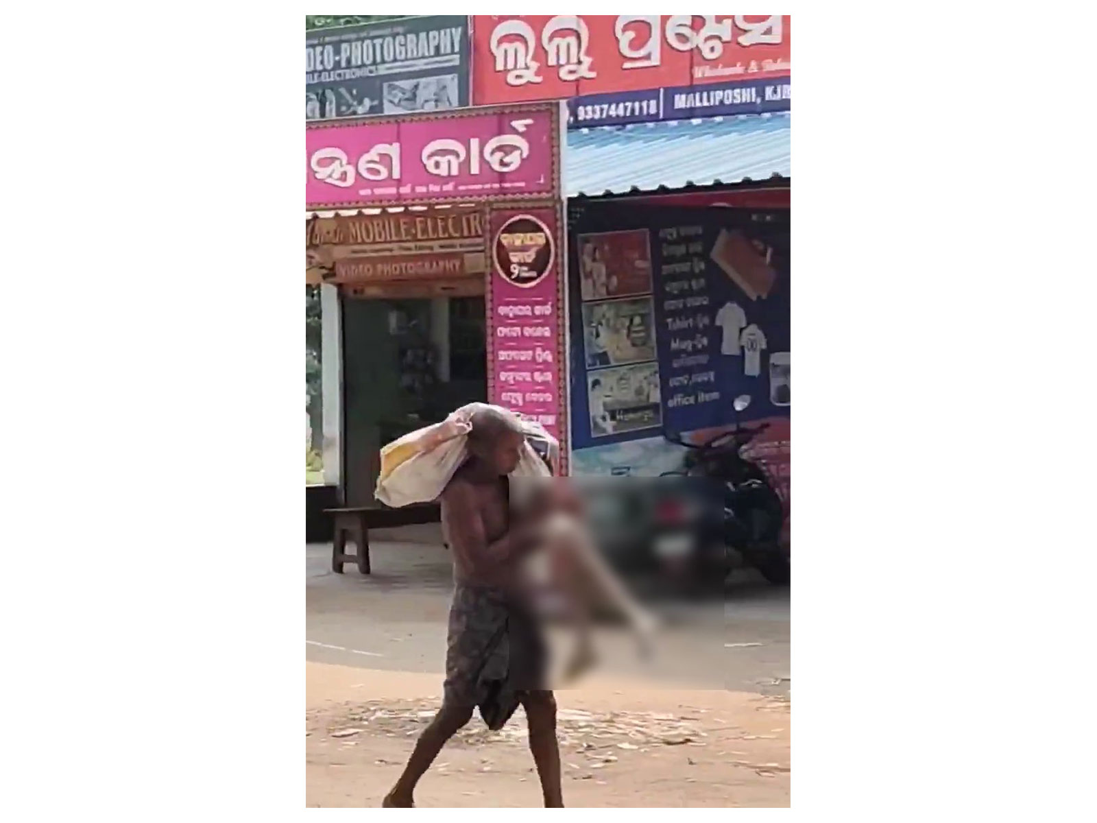 Screengrab of viral video of man carrying sister's skeleton (Photo/Viral Video)