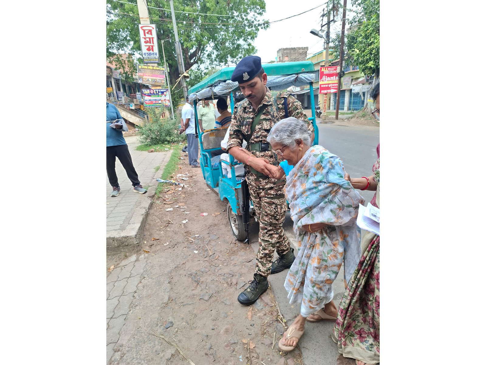 80 year old Maya Rani Vishwas casting her vote at Nadia's Karimpur booth (Photo/ANI)