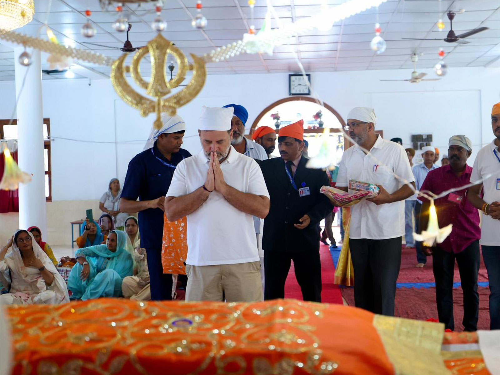 Rahul Gandhi pays obeisance at Campbell Bay gurdwara in Nicobar Islands (Photo/AICC)