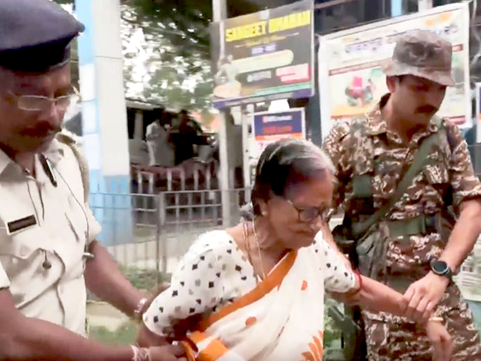 Police and Central Paramilitary Security personnel assisting elderly voter (Photo/ANI)