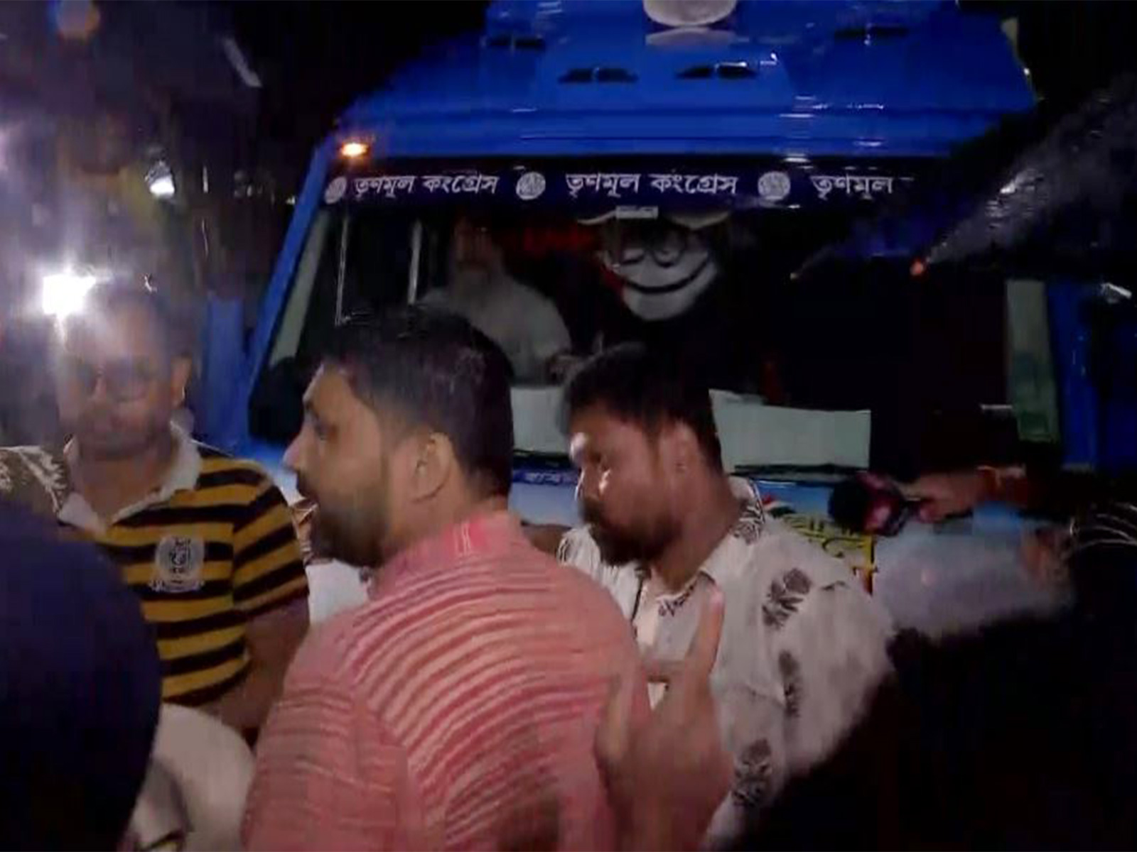 BJP workers block TMC vehicle in Bhabanipur (Photo/ANI)
