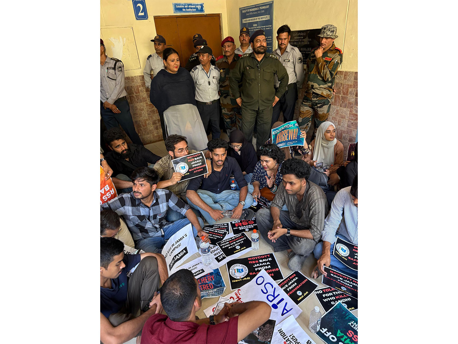 NSUI protest against Jamia Millia Islamia Vice-Chancellor Mazhar Asif 's remark (Photo/NSUI)