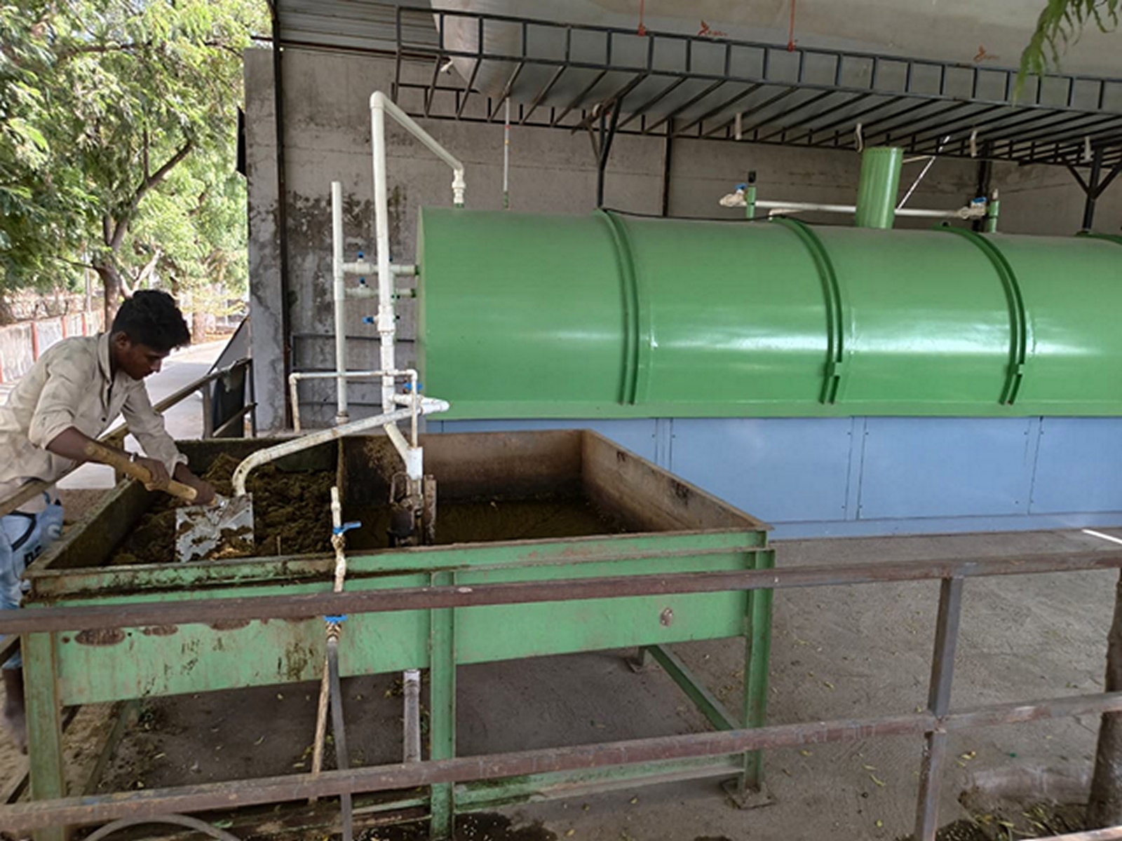 Cattle dung being processed at AMC’s Karuna Mandir facility in Bakrol to generate biogas and electricity (Photo/GujaratCMO)