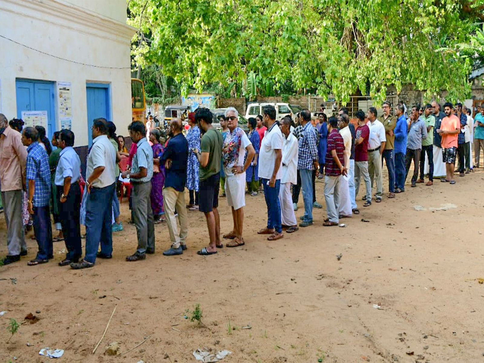 Keralam: Voters wait in a queue to cast their votes (Photo/ANI)